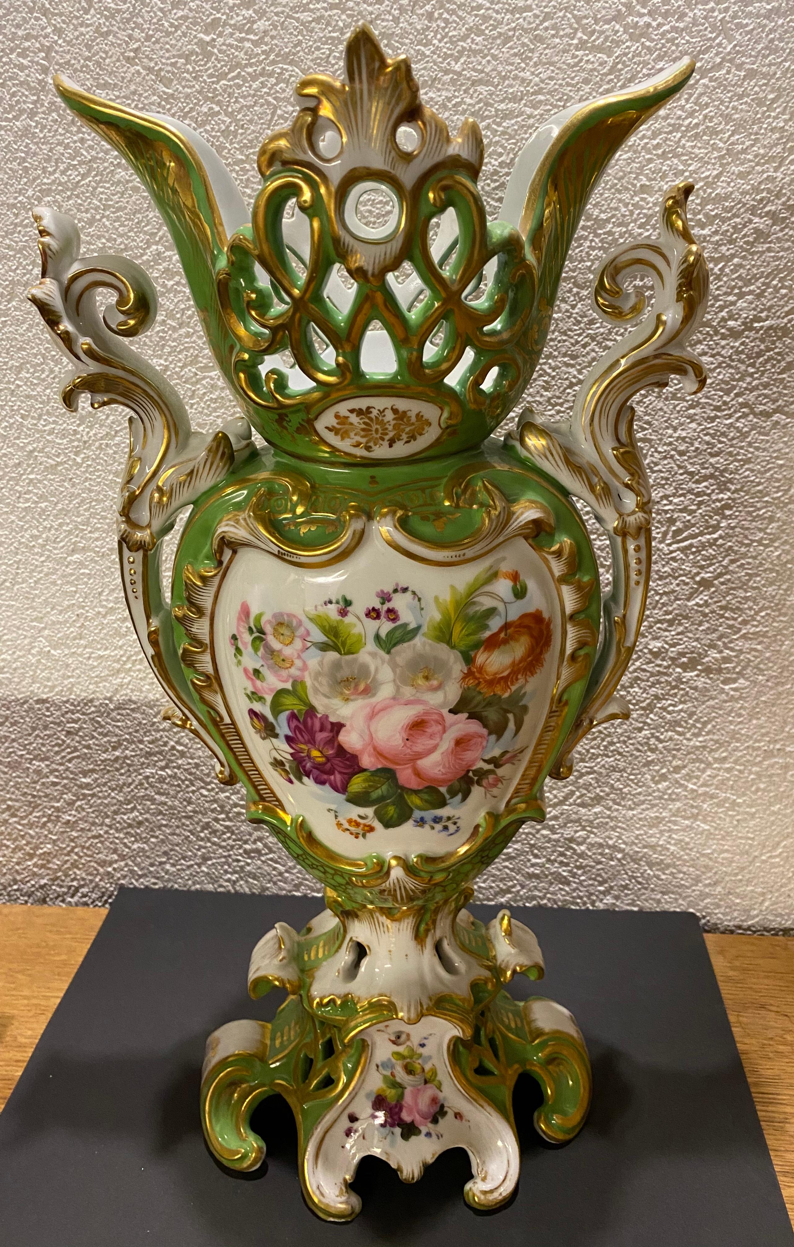 Paire de vases en porcelaine française peinte à la main à l'avant et à l'arrière avec des fleurs et une scène galante Période Luigi Filippo, vers 1860. Mesures : cm 40 H, 20 x 13cm.