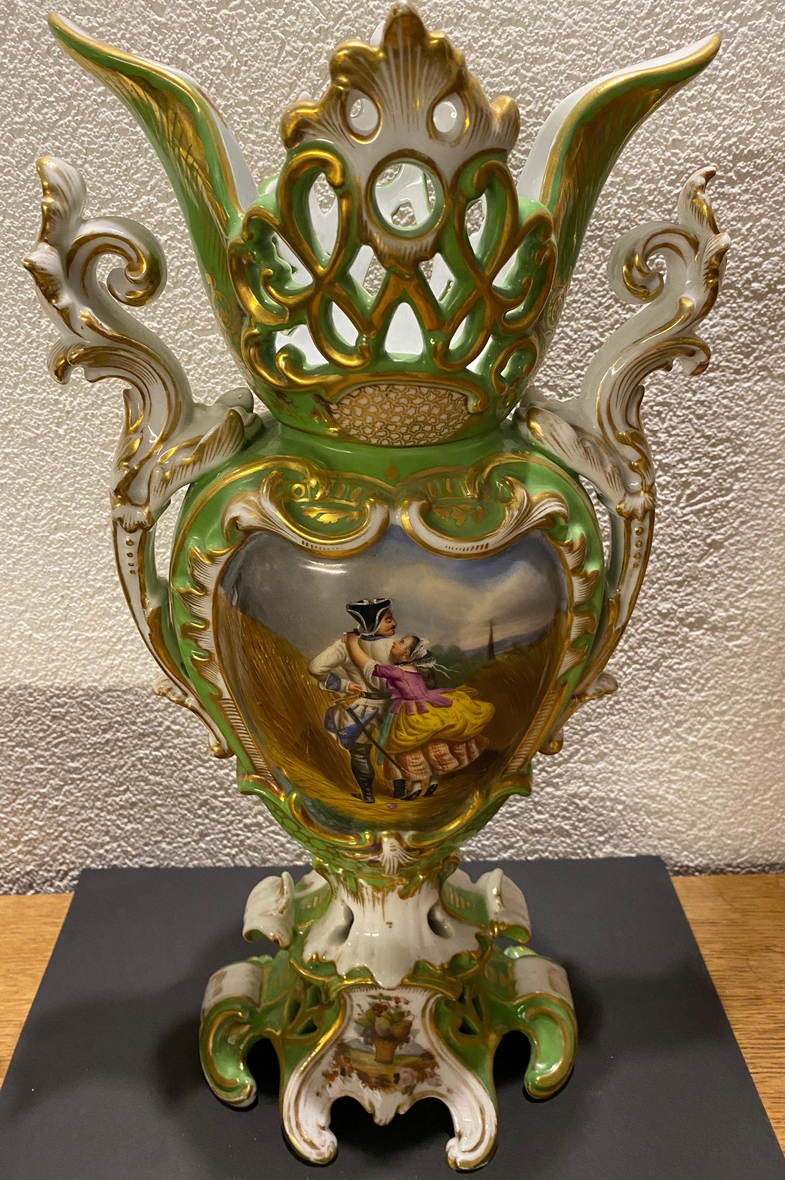 bemalte französische Vasen aus dem 19 (Romantik) im Angebot