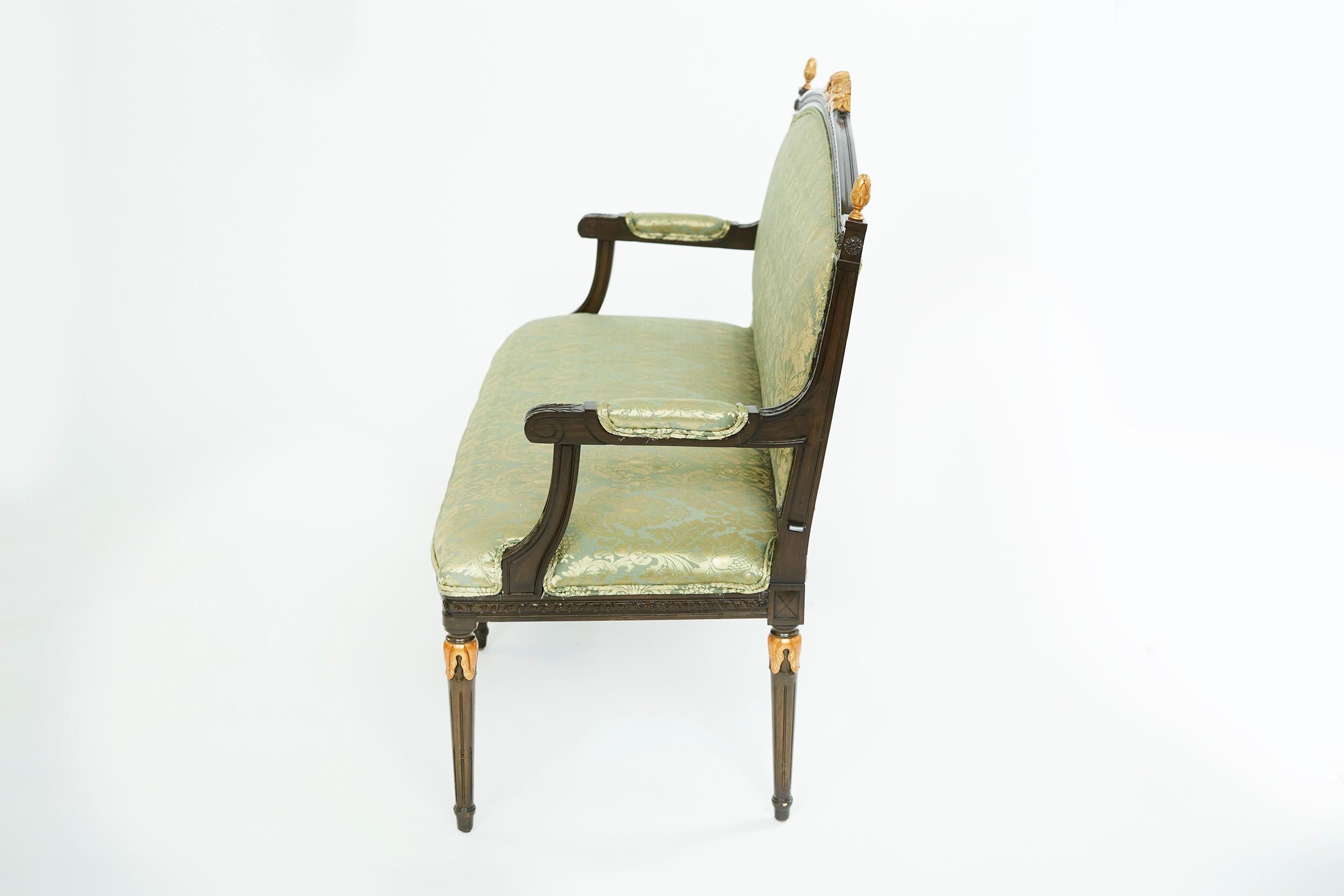 Canapé de style Louis XVI datant de la fin du 19e siècle, en bois peint et doré, avec siège rembourré en damas de soie mélangée verte. Le canapé est en excellent état d'ancienneté. Très robuste et le rembourrage est très impeccable. Le canapé mesure