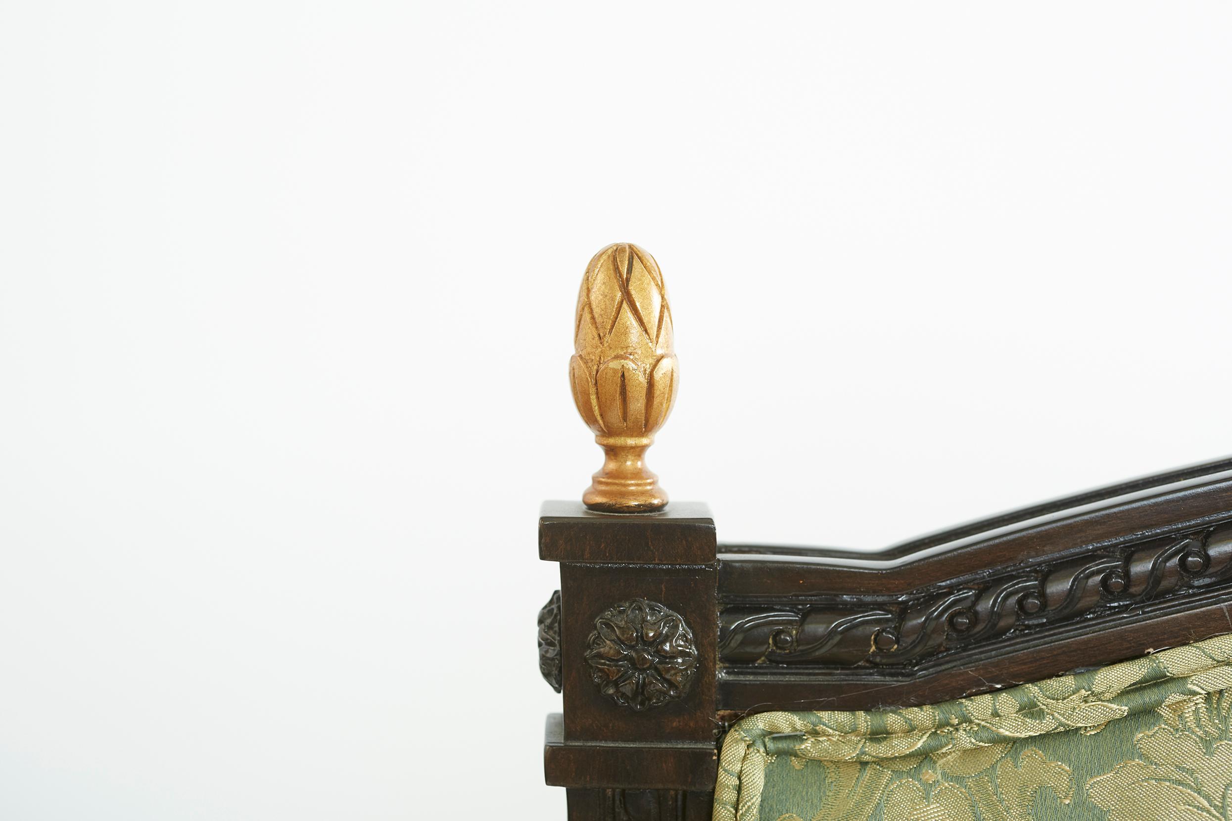 Or Settee encadrée en bois peint et doré du 19ème siècle en vente