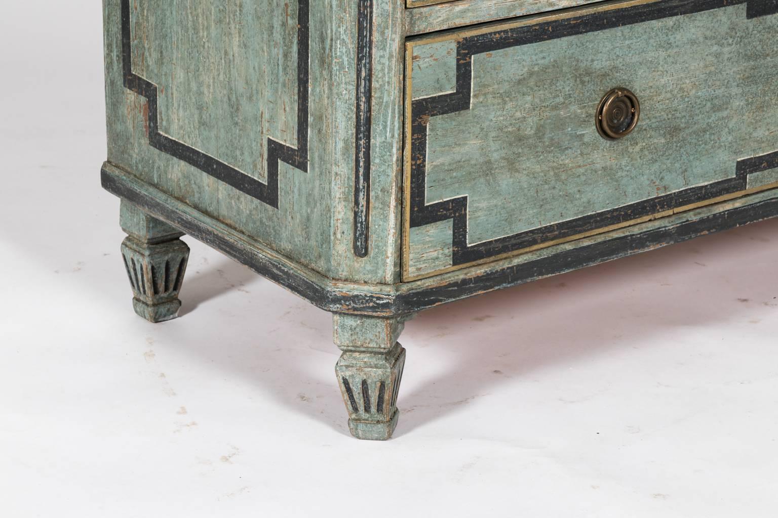 Commode à trois tiroirs de style gustavien avec une garniture en forme de clé grecque et un dessus en fausse pierre:: vers le début du XIXe siècle. Cette pièce est également livrée avec une clé 
 
