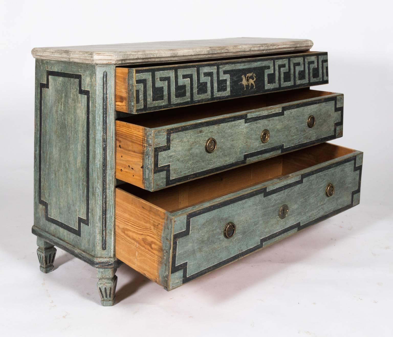 Gustavien commode gustavienne peinte du 19ème siècle