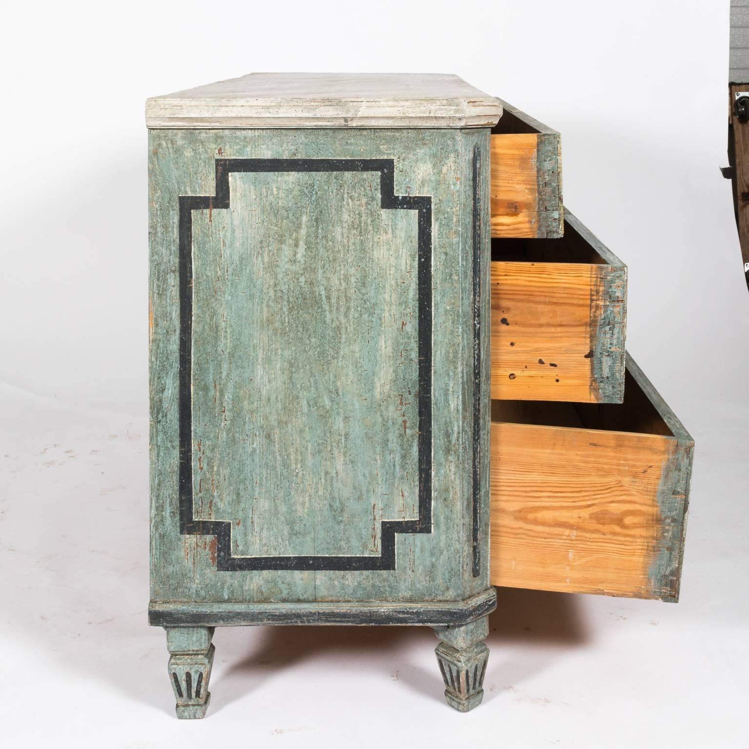 Peint commode gustavienne peinte du 19ème siècle
