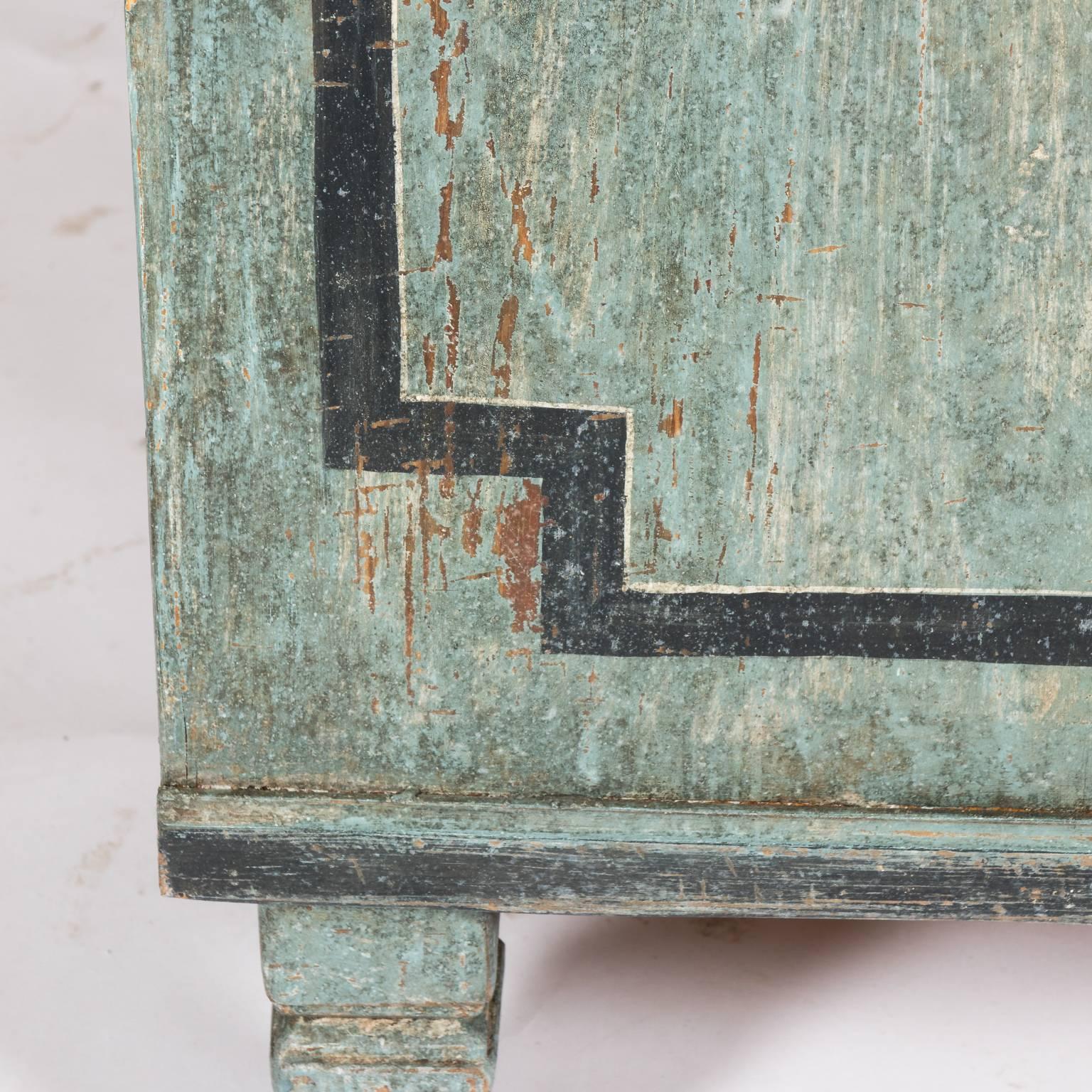 XIXe siècle commode gustavienne peinte du 19ème siècle