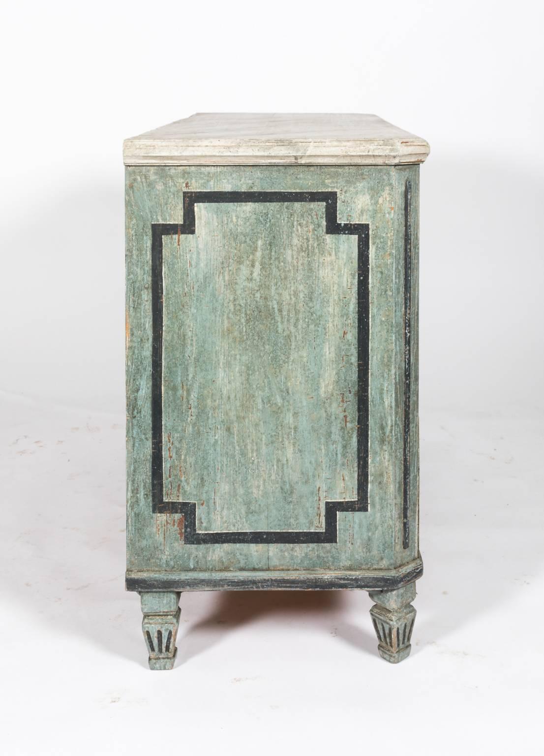Bois commode gustavienne peinte du 19ème siècle