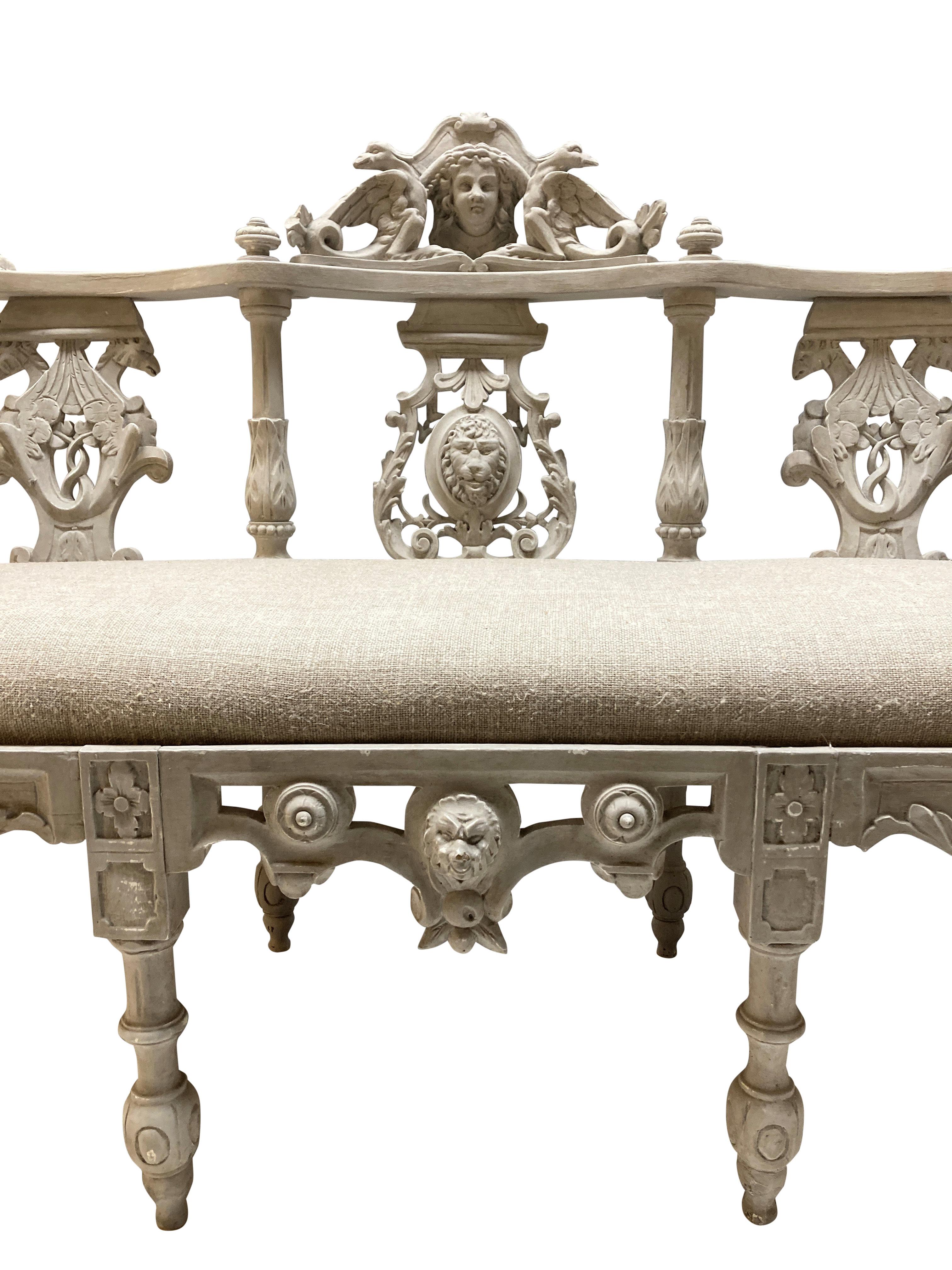 Siège de salle irlandais en acajou finement sculpté et peint. Représentation de bêtes mythologiques, d'éléments néoclassiques et de trèfles. Nouvellement tapissé en lin brut.