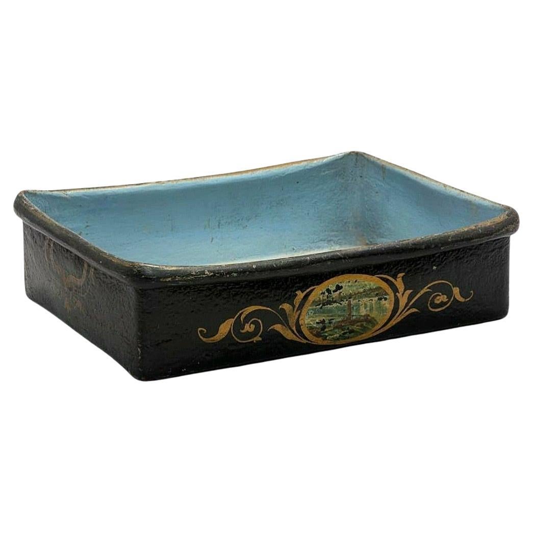 Preciosa bandeja de cuero pintado de mediados del siglo XIX. Probablemente americana, hermosa combinación de fondo azul y negro con pintura detallada de las cataratas del Niágara vistas desde el lado americano en un lado de la bandeja y desde el