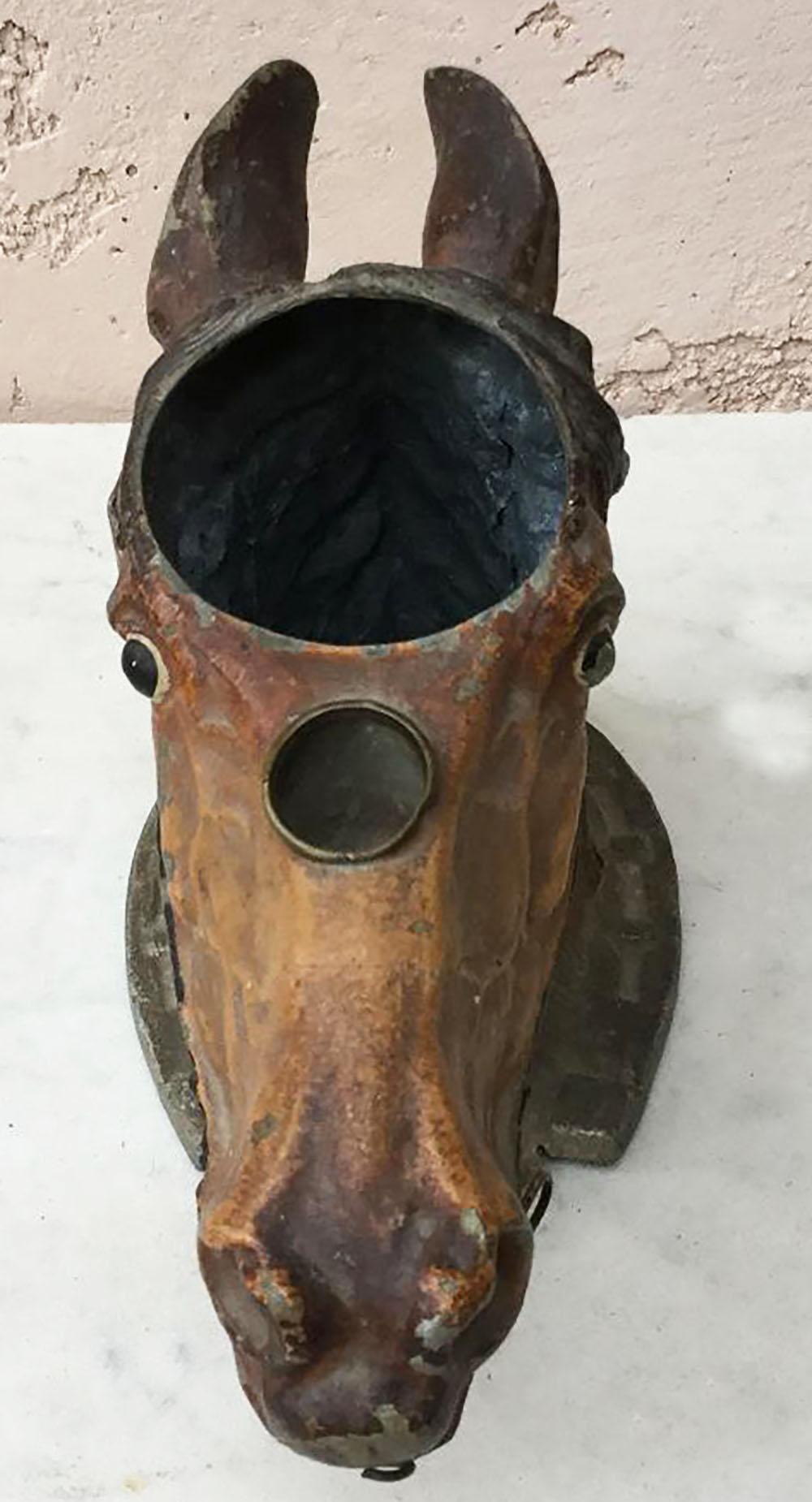 Cabeza de caballo de metal pintado del siglo XIX Pintado a mano en venta