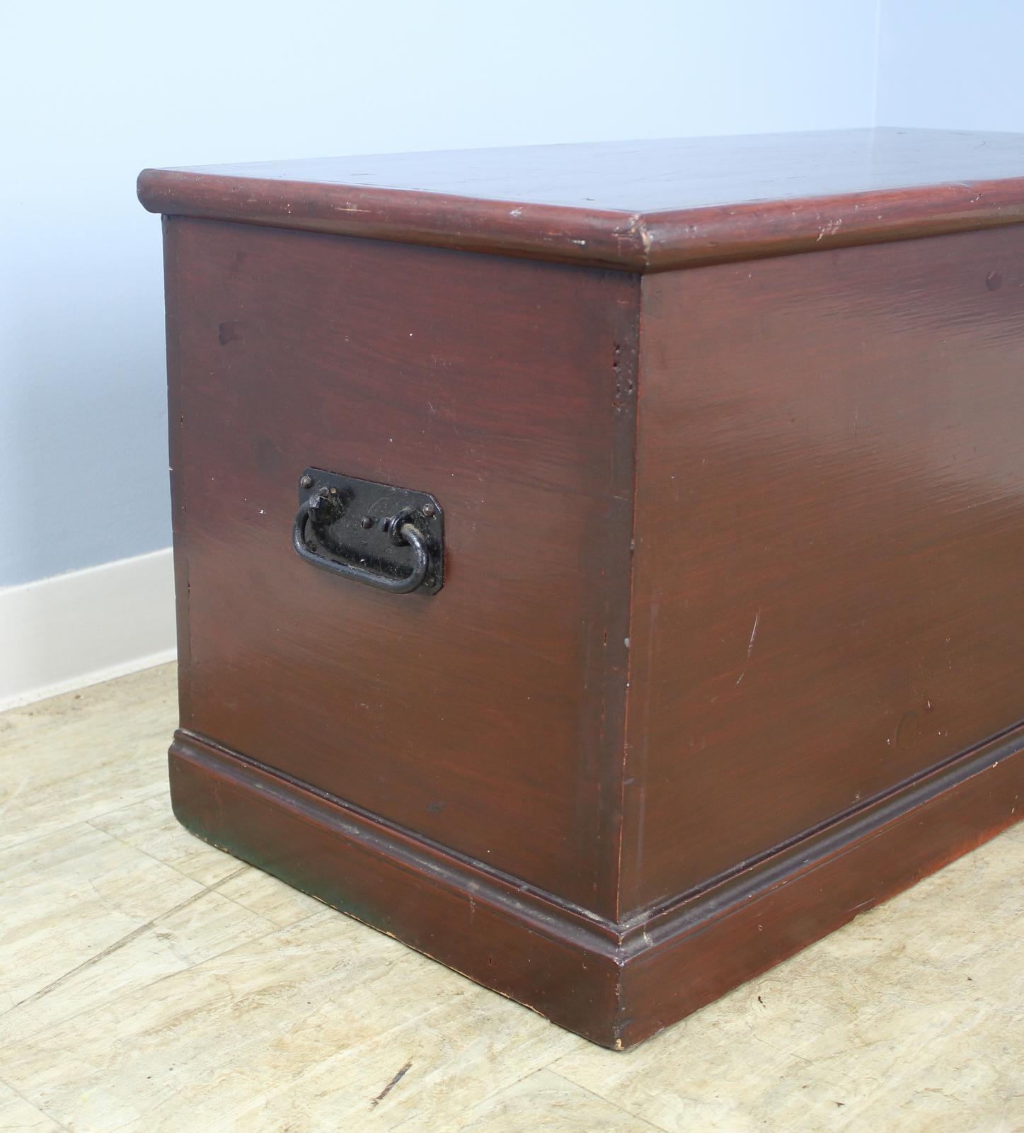 Bemalte Kiefernholz-Deckenbox aus dem 19. Jahrhundert (Französisch) im Angebot