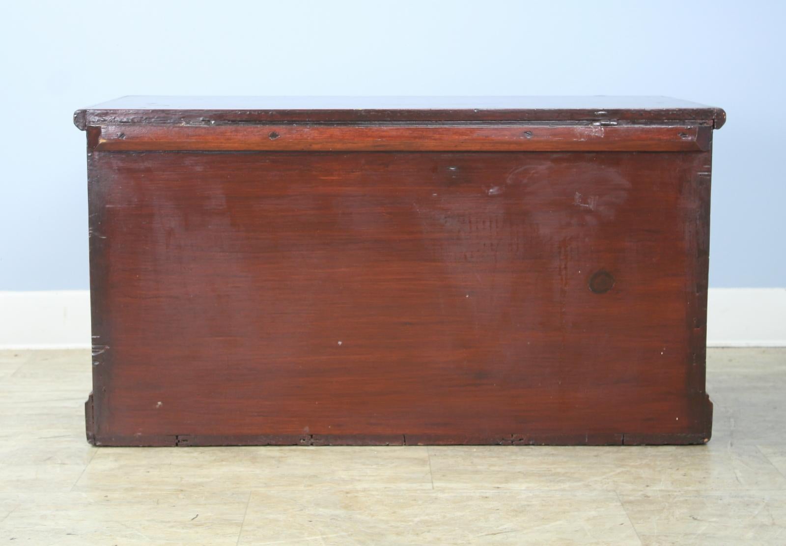 Boîte à couvertures en pin peint du 19ème siècle en vente 2