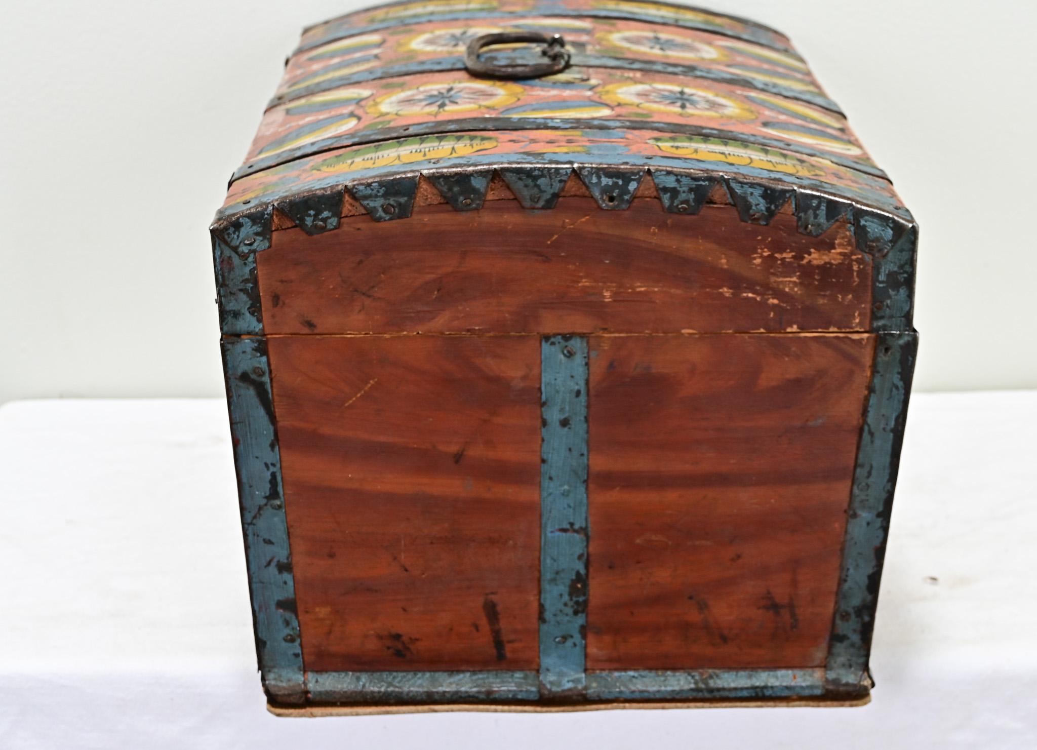 Baule nuziale in pino dipinto del XIX secolo in vendita 2