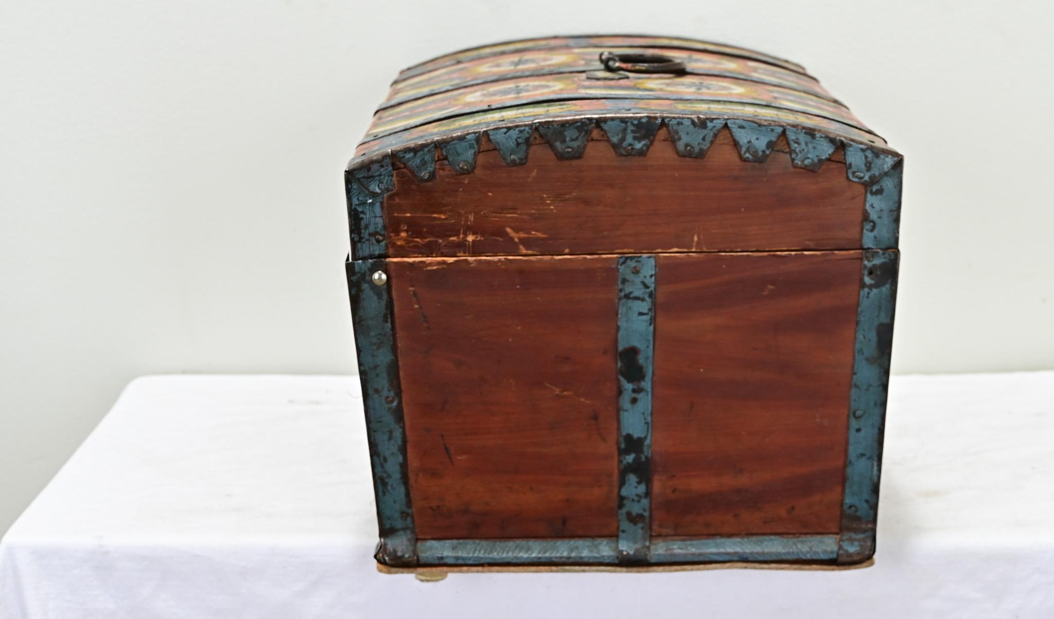 Baule nuziale in pino dipinto del XIX secolo in vendita 1