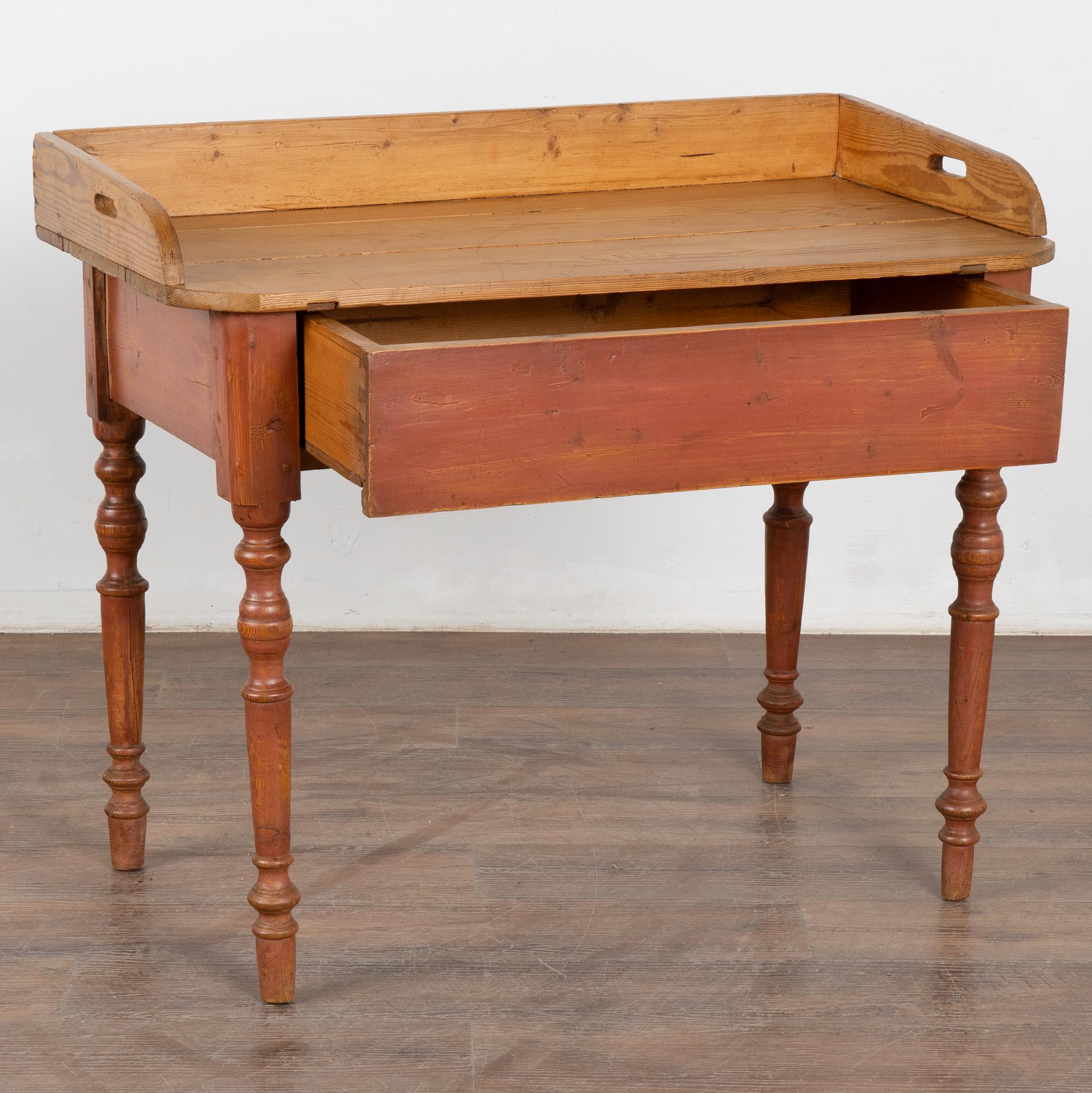 Country Table d'appoint en pin peint du 19ème siècle avec tiroir, Suède en vente