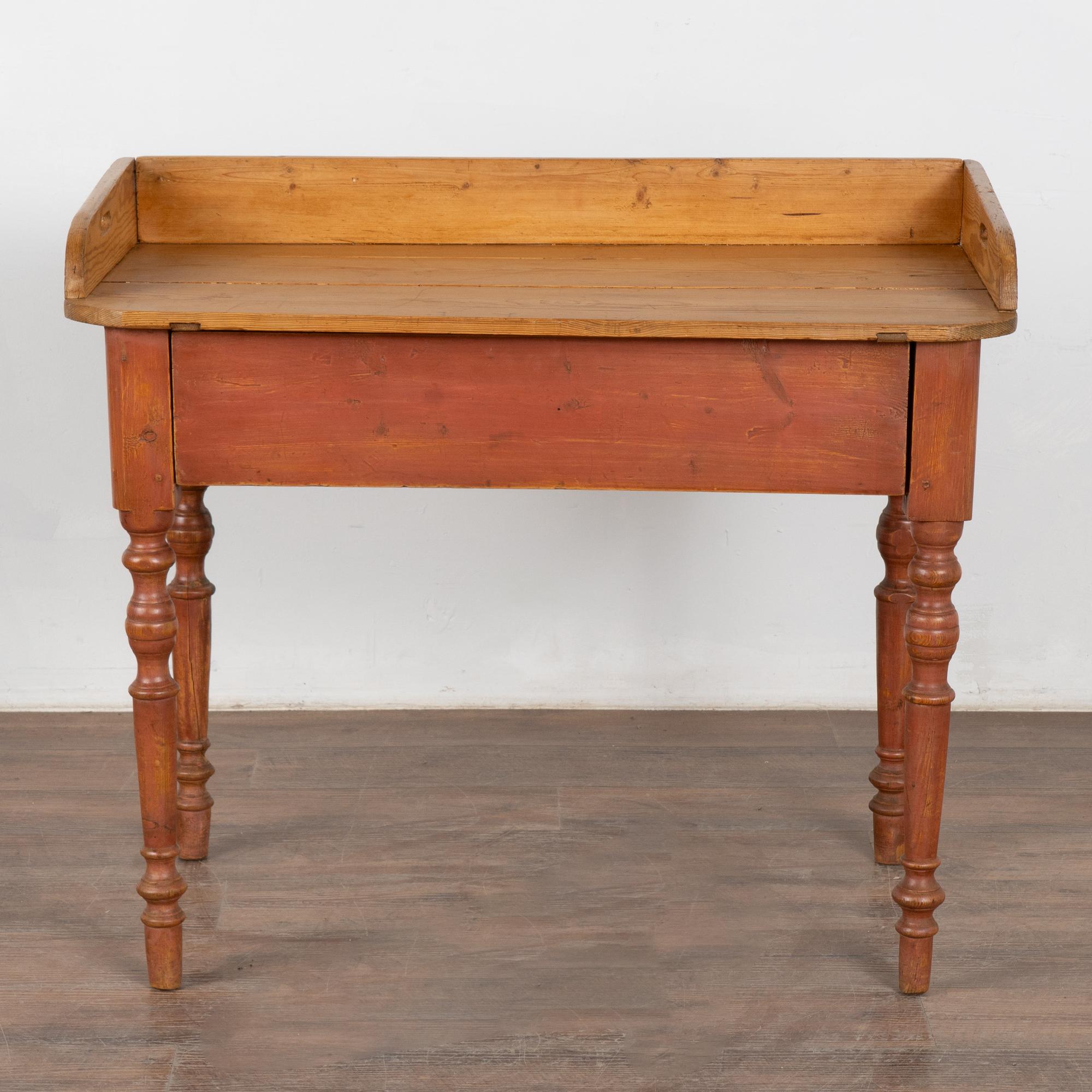 Suédois Table d'appoint en pin peint du 19ème siècle avec tiroir, Suède en vente