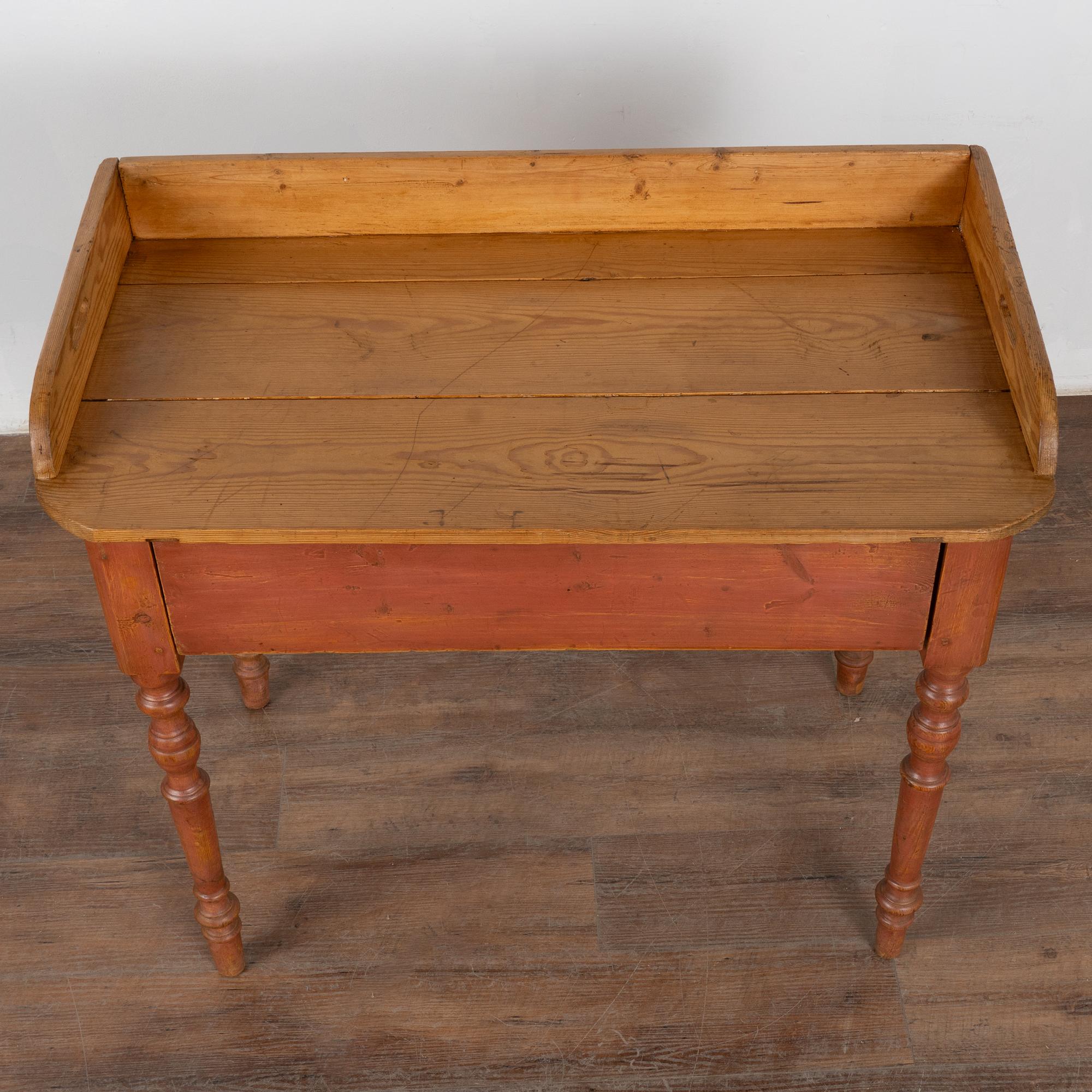 Table d'appoint en pin peint du 19ème siècle avec tiroir, Suède Bon état - En vente à Round Top, TX