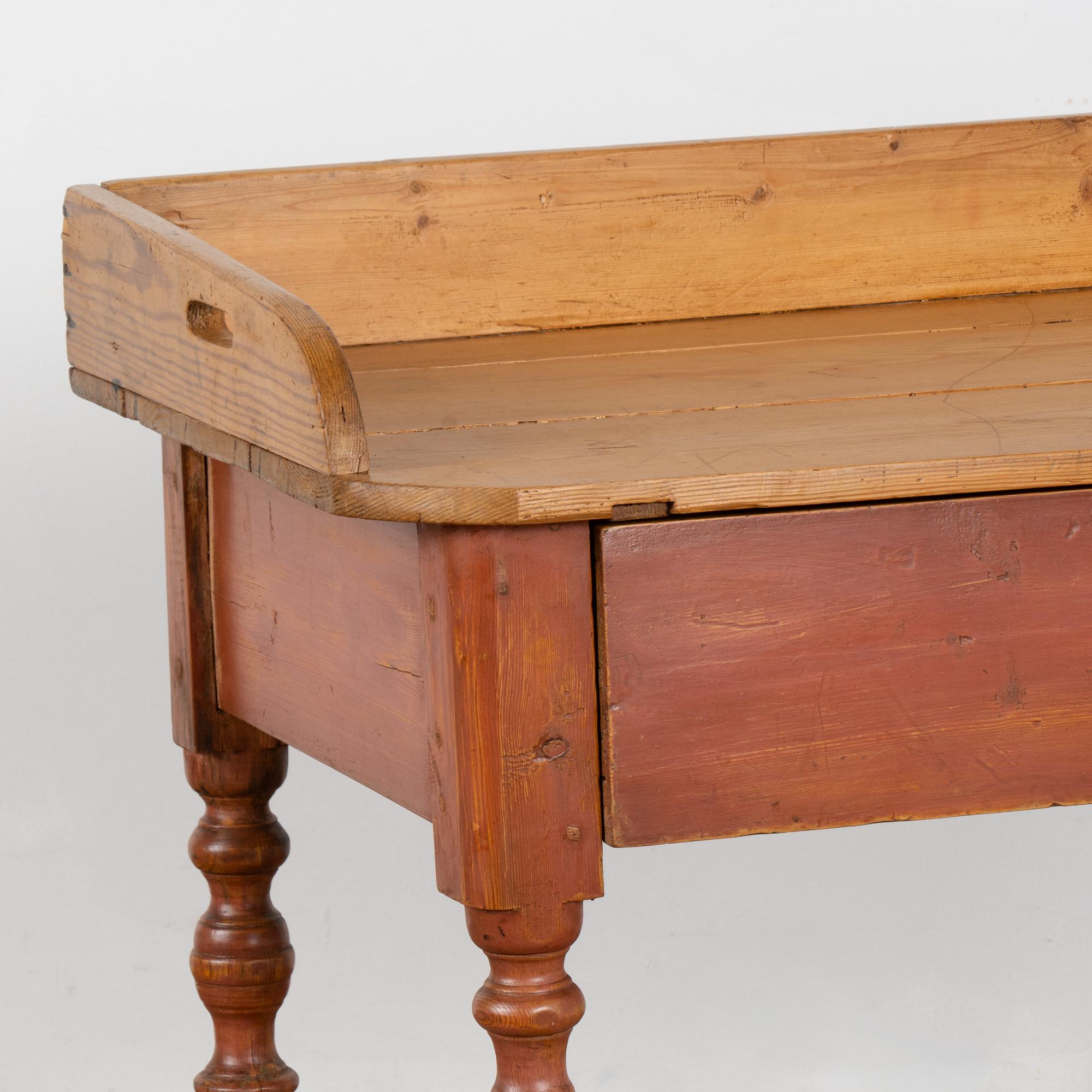 XIXe siècle Table d'appoint en pin peint du 19ème siècle avec tiroir, Suède en vente