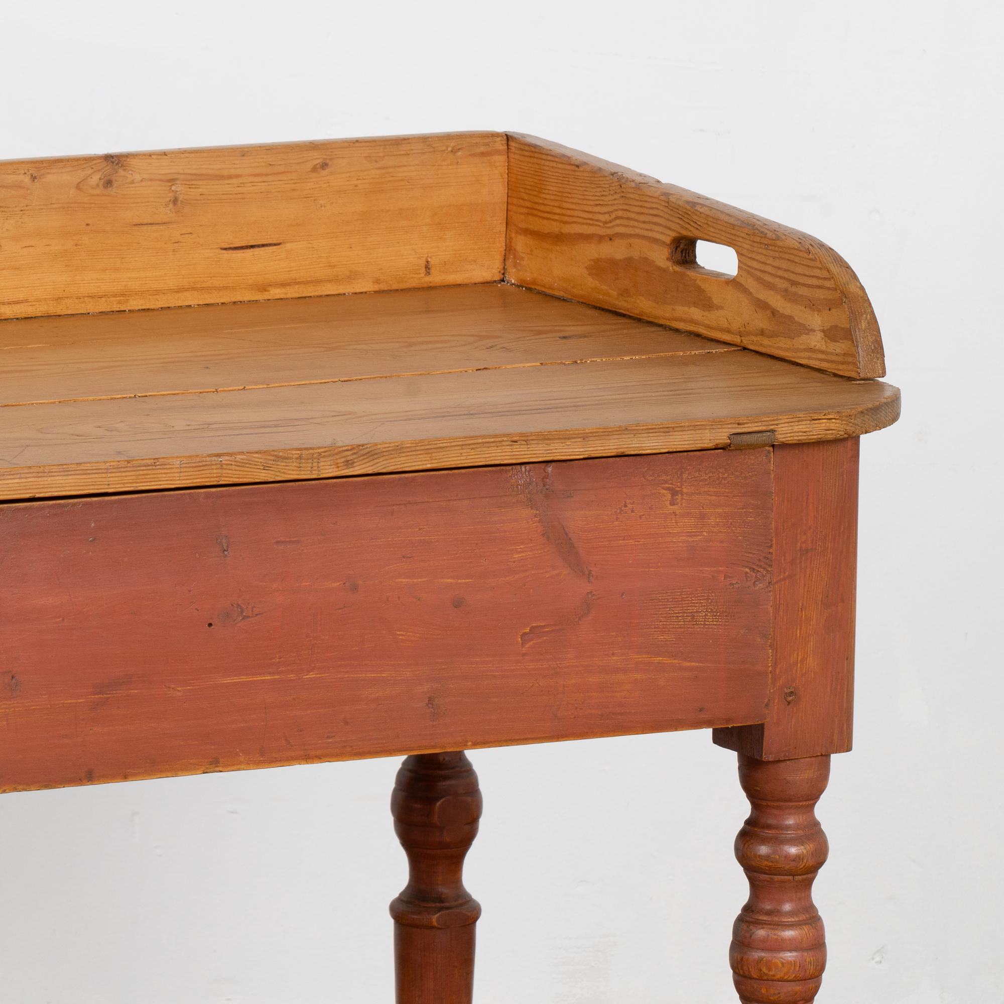 Pin Table d'appoint en pin peint du 19ème siècle avec tiroir, Suède en vente