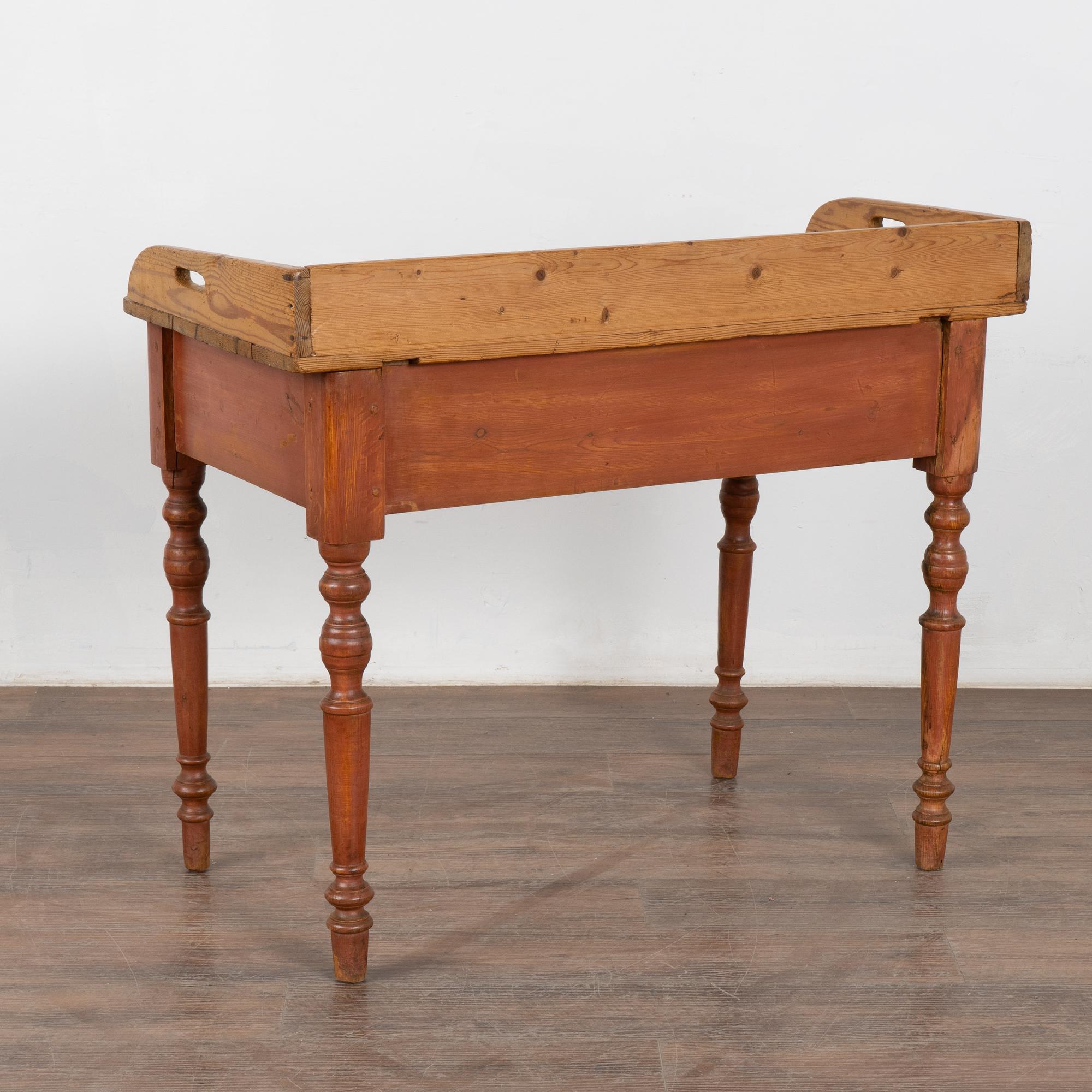 Table d'appoint en pin peint du 19ème siècle avec tiroir, Suède en vente 2