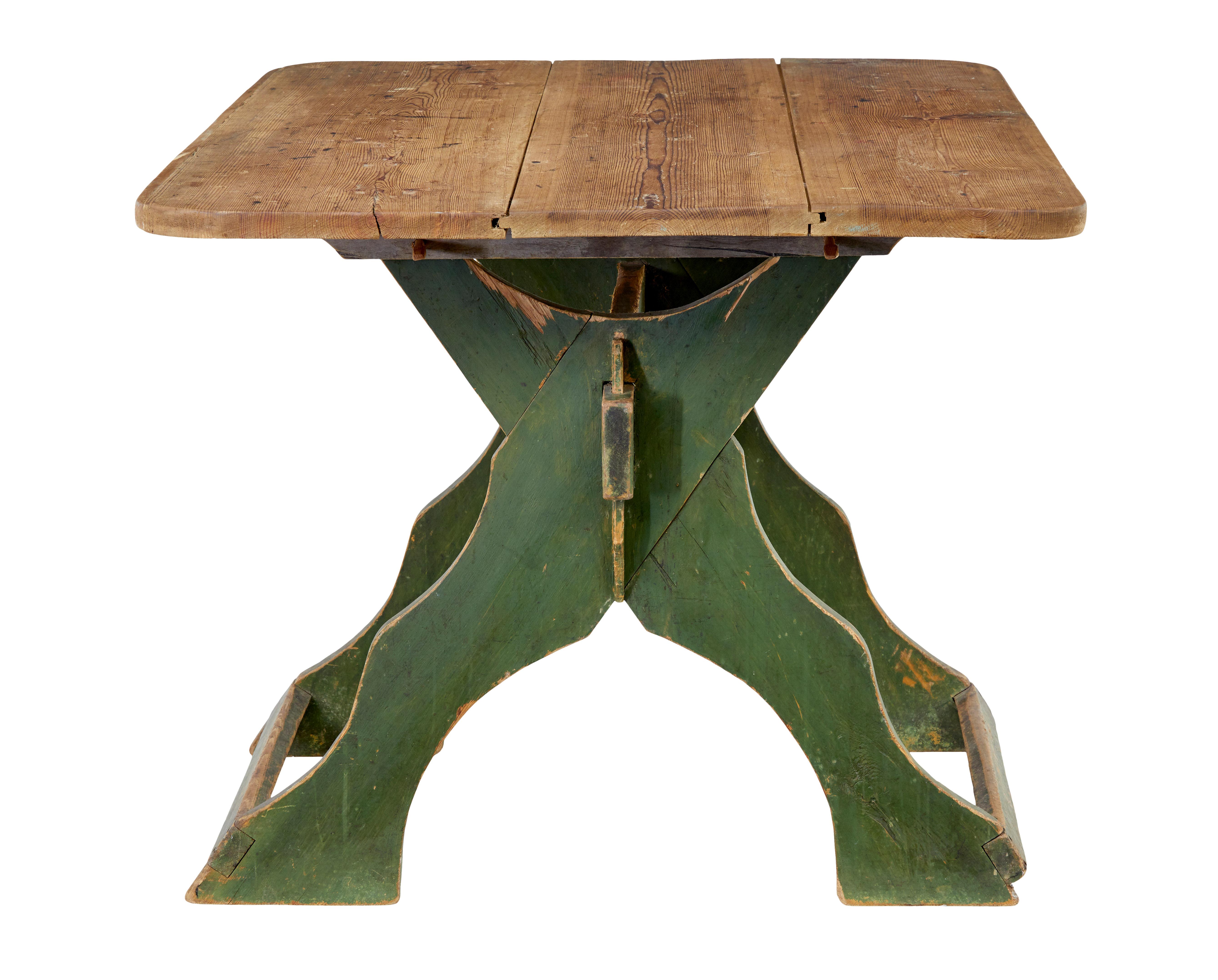 Pin Table à tréteaux suédoise en pin peint du 19e siècle en vente