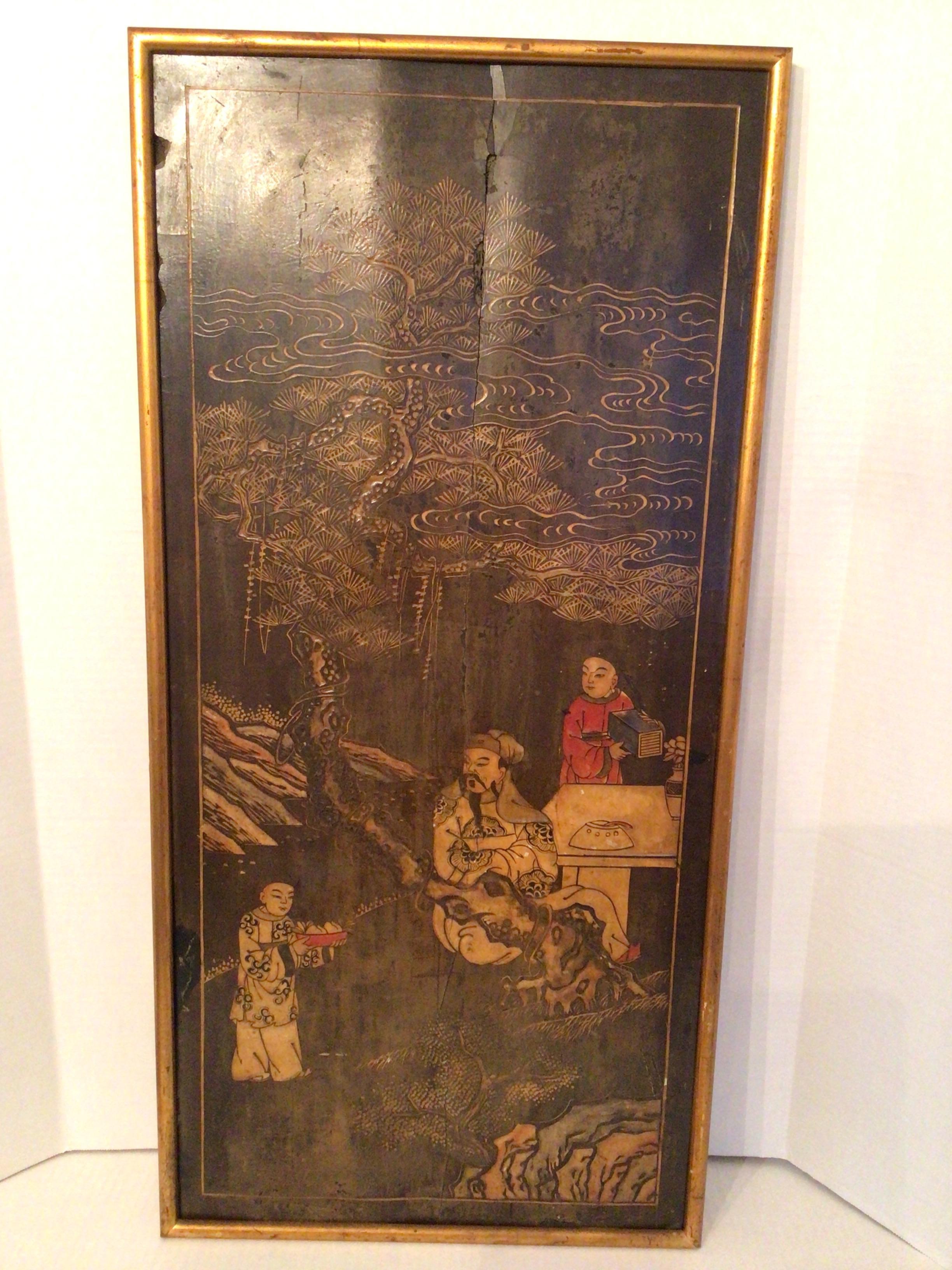 Plaque peinte du 19e siècle dans un cadre doré
Le panneau présente un décor oriental complexe, peint à la main dans des couleurs dorées, représentant des personnages dans un paysage ou un cadre de cour sur un socle en pierre
Encadré dans un fin