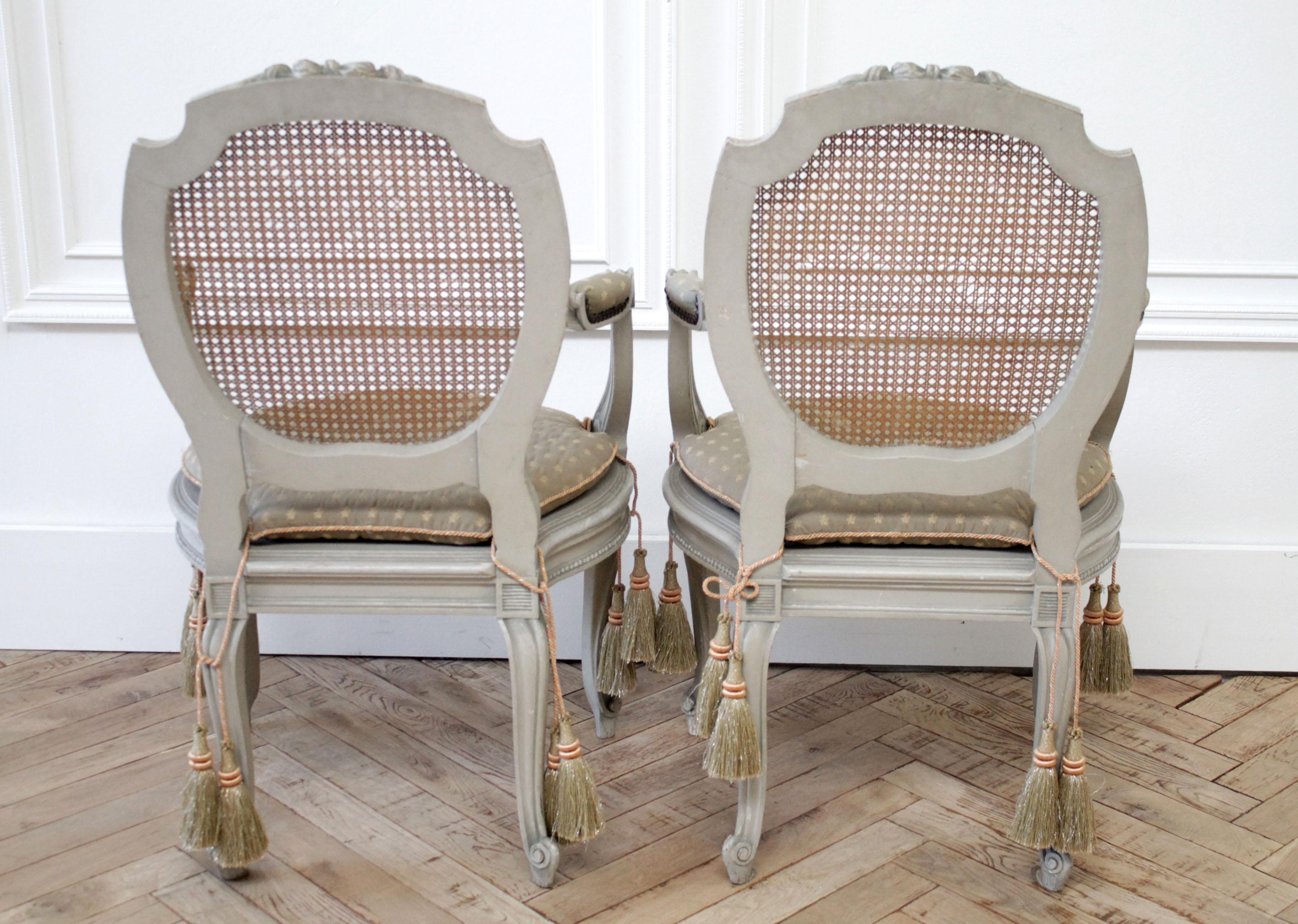 Fauteuils ouverts en rotin sculpté avec dossier en forme de guirlande peint et ruban, XIXe siècle en vente 4