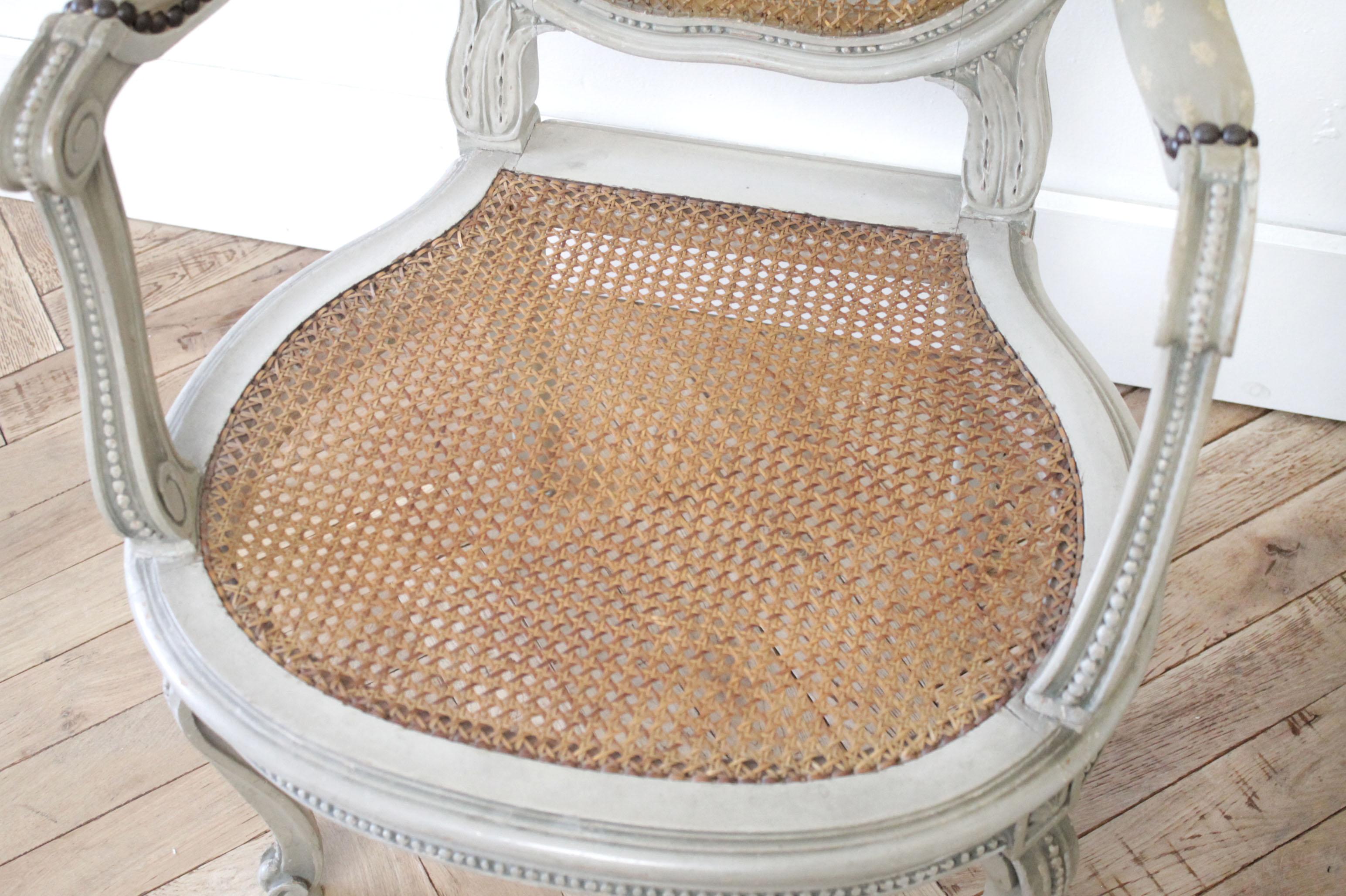 Fauteuils ouverts en rotin sculpté avec dossier en forme de guirlande peint et ruban, XIXe siècle Bon état - En vente à Old Town Orange, CA