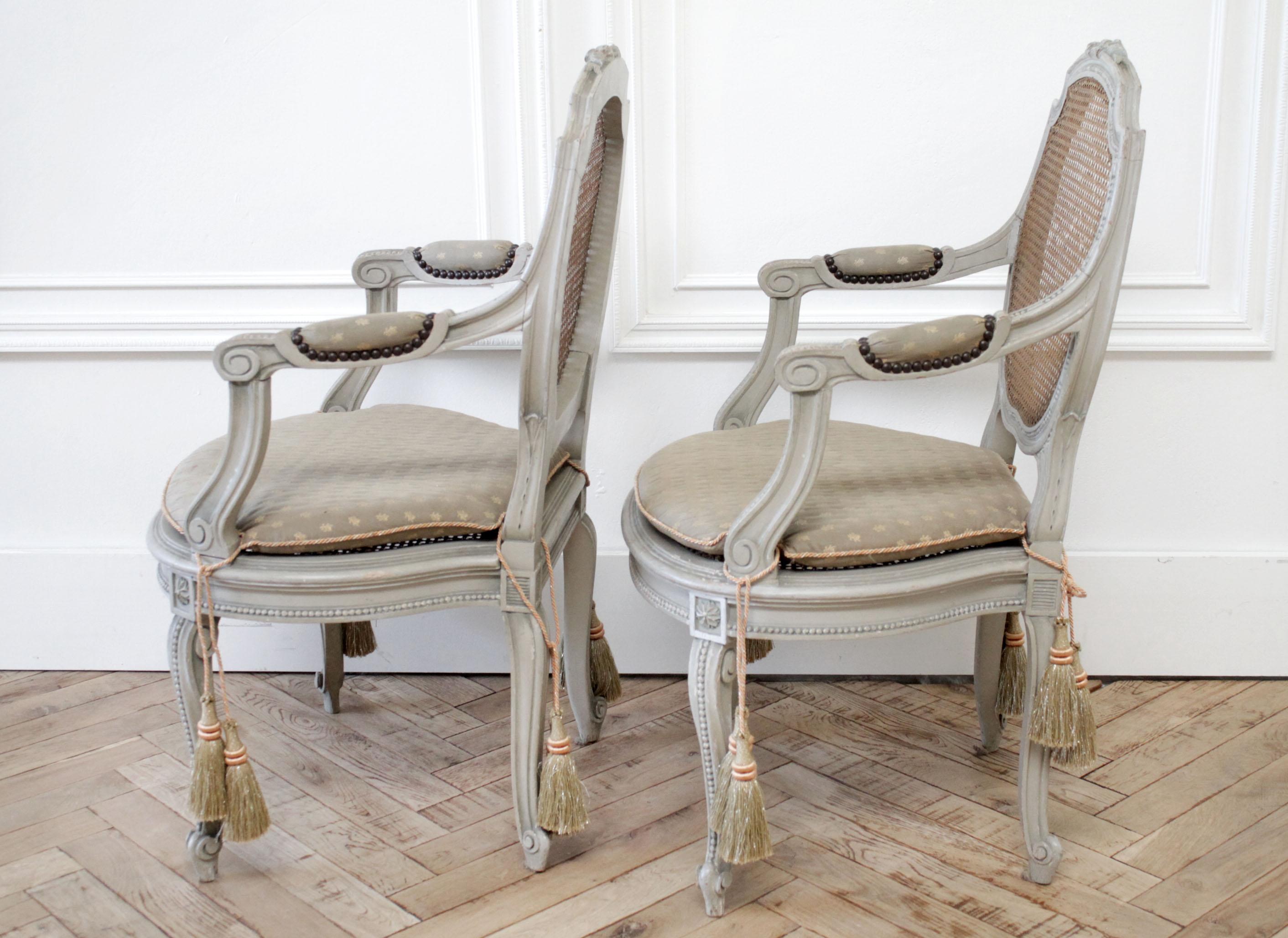 Fauteuils ouverts en rotin sculpté avec dossier en forme de guirlande peint et ruban, XIXe siècle en vente 3