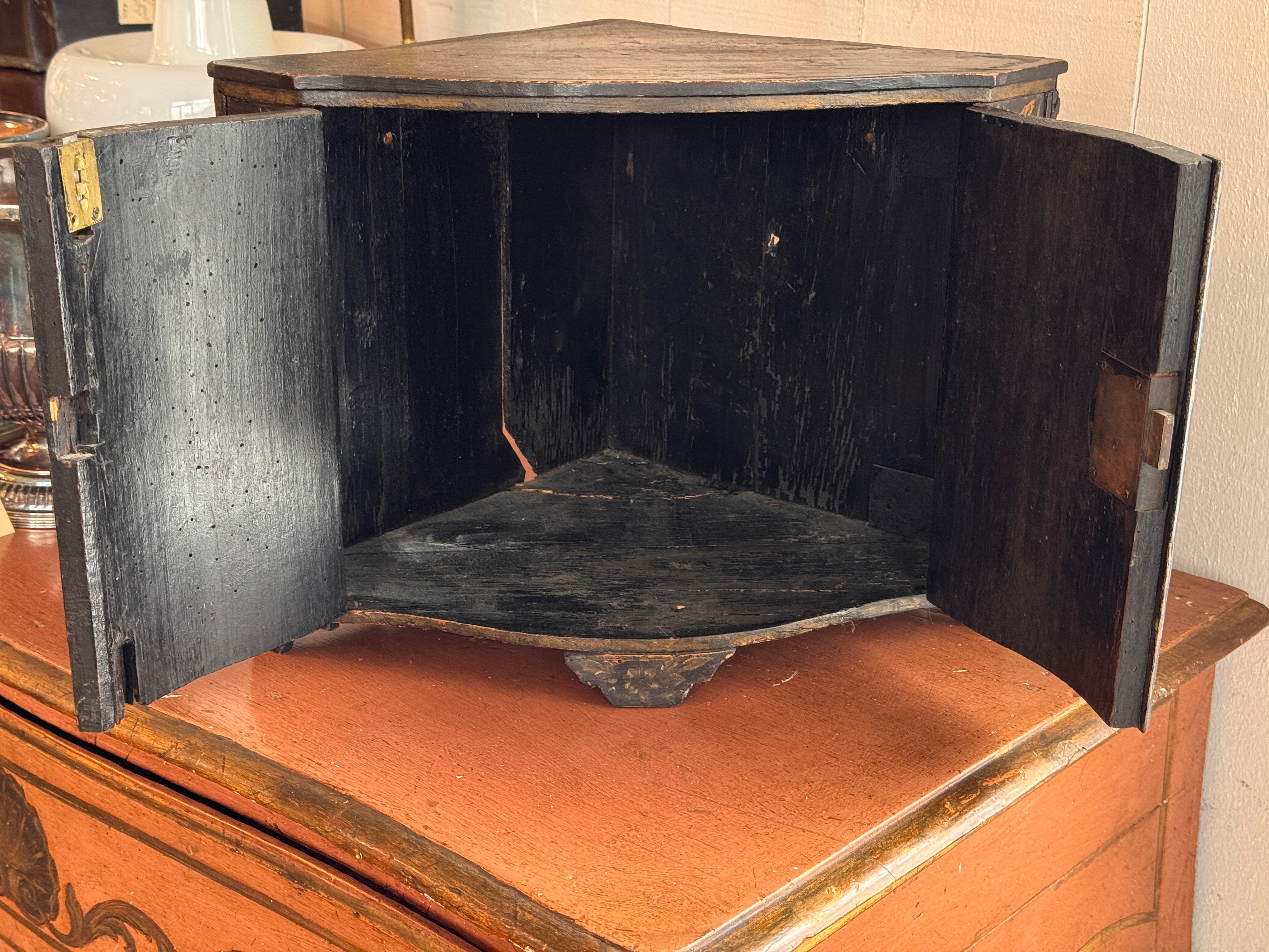 19th Century Painted Small Corner Cabinet With Floral and Bird Decoration For Sale 1