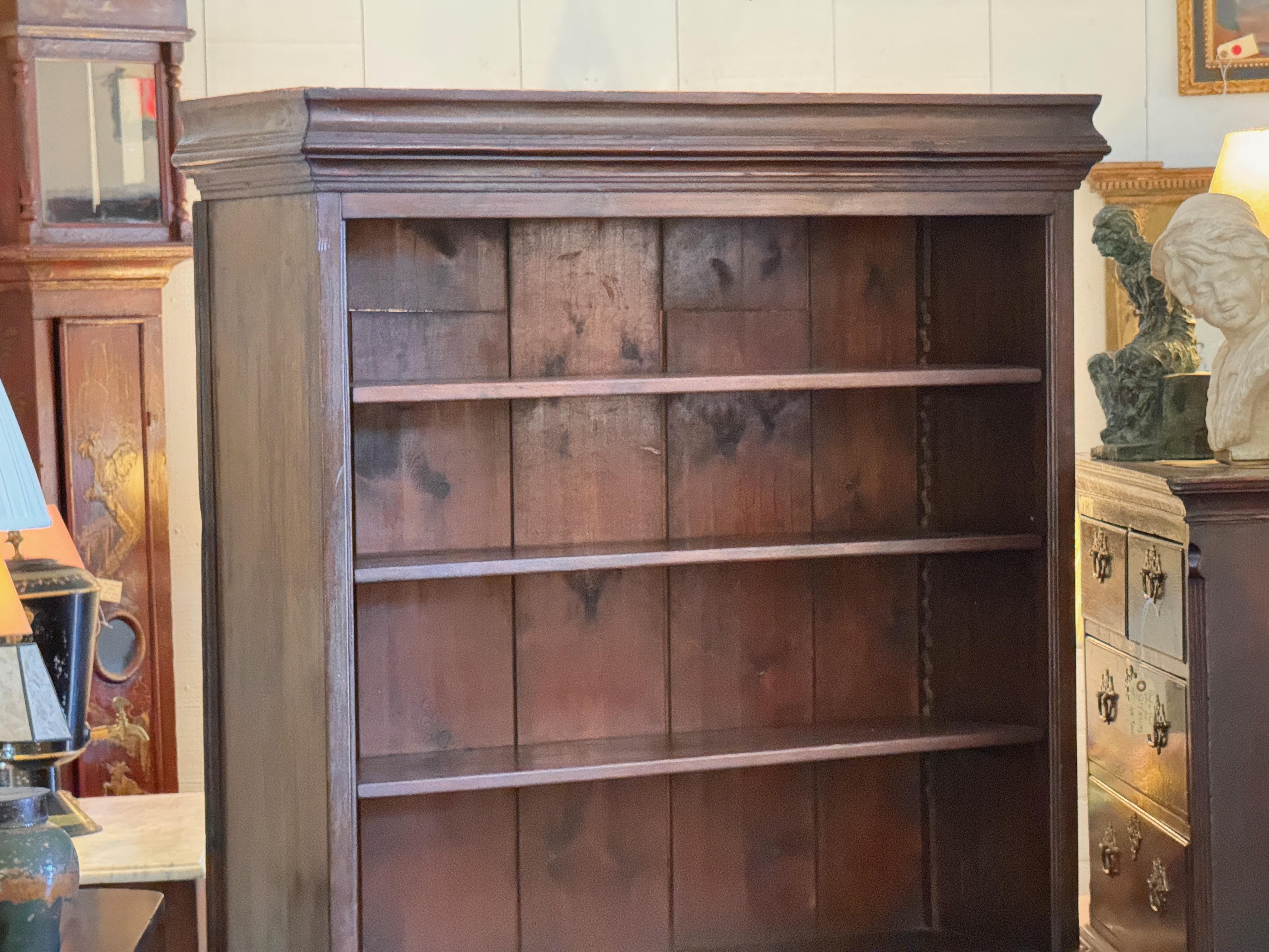 Cabinet suédois peint du 19e siècle Bon état - En vente à Charlottesville, VA
