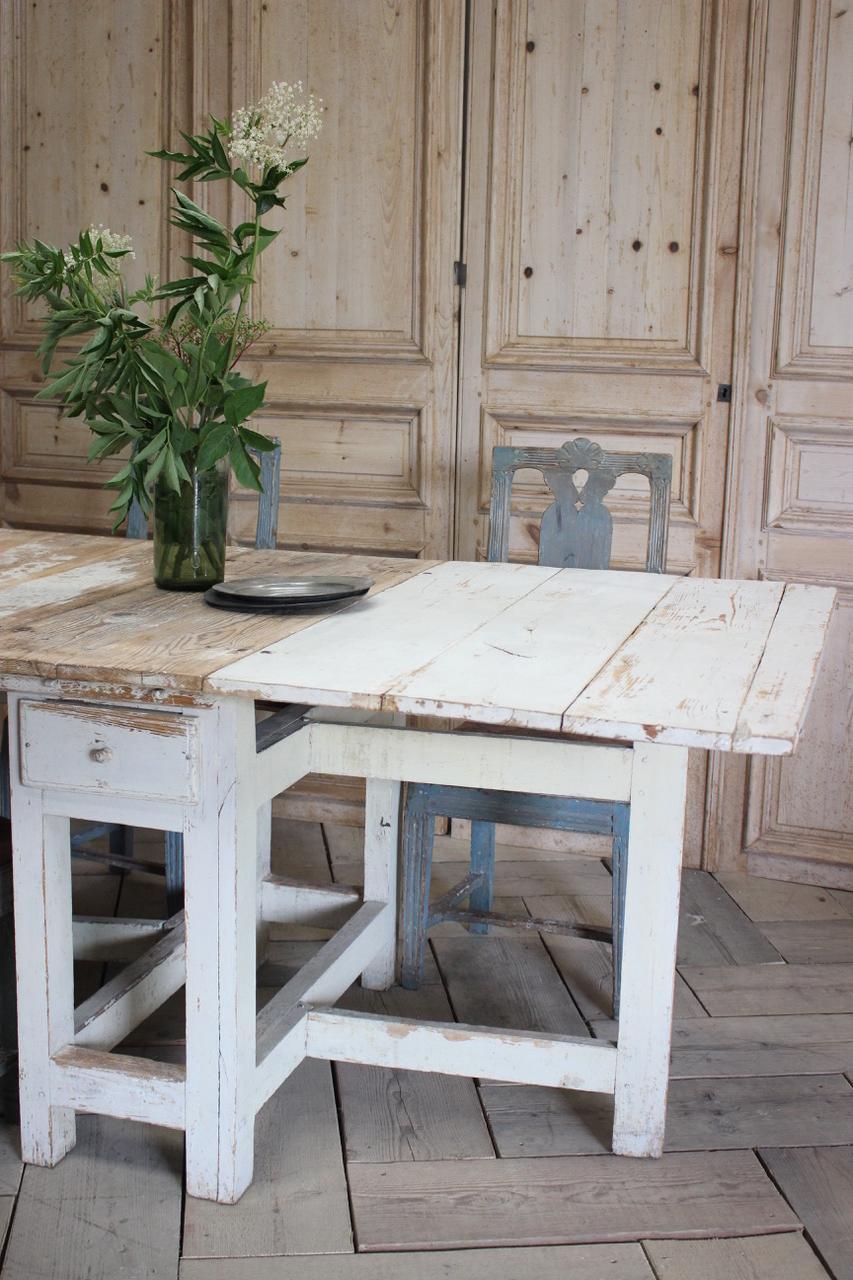 19th Century Painted Swedish Gate-Leg Dining Table In Good Condition For Sale In Gloucestershire, GB