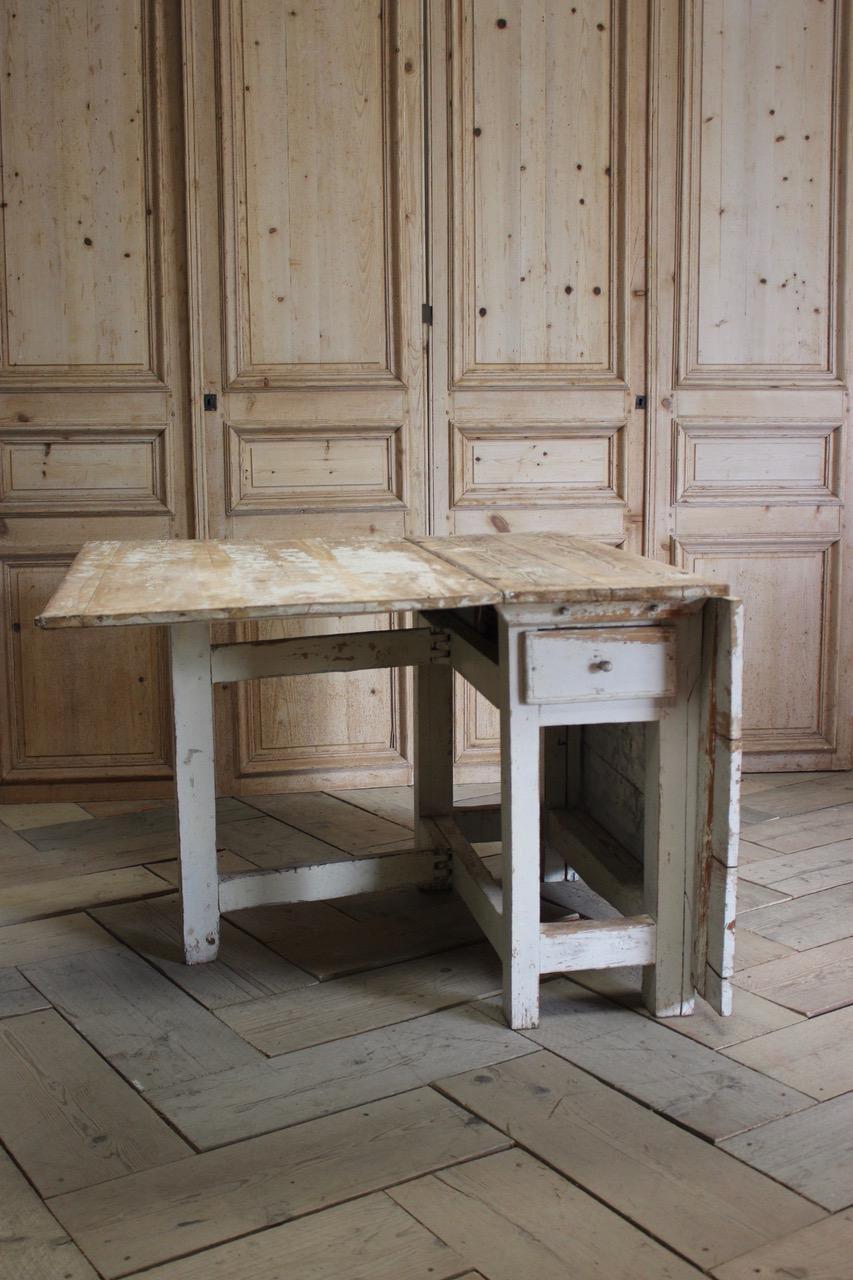 19th Century Painted Swedish Gate-Leg Dining Table For Sale 1
