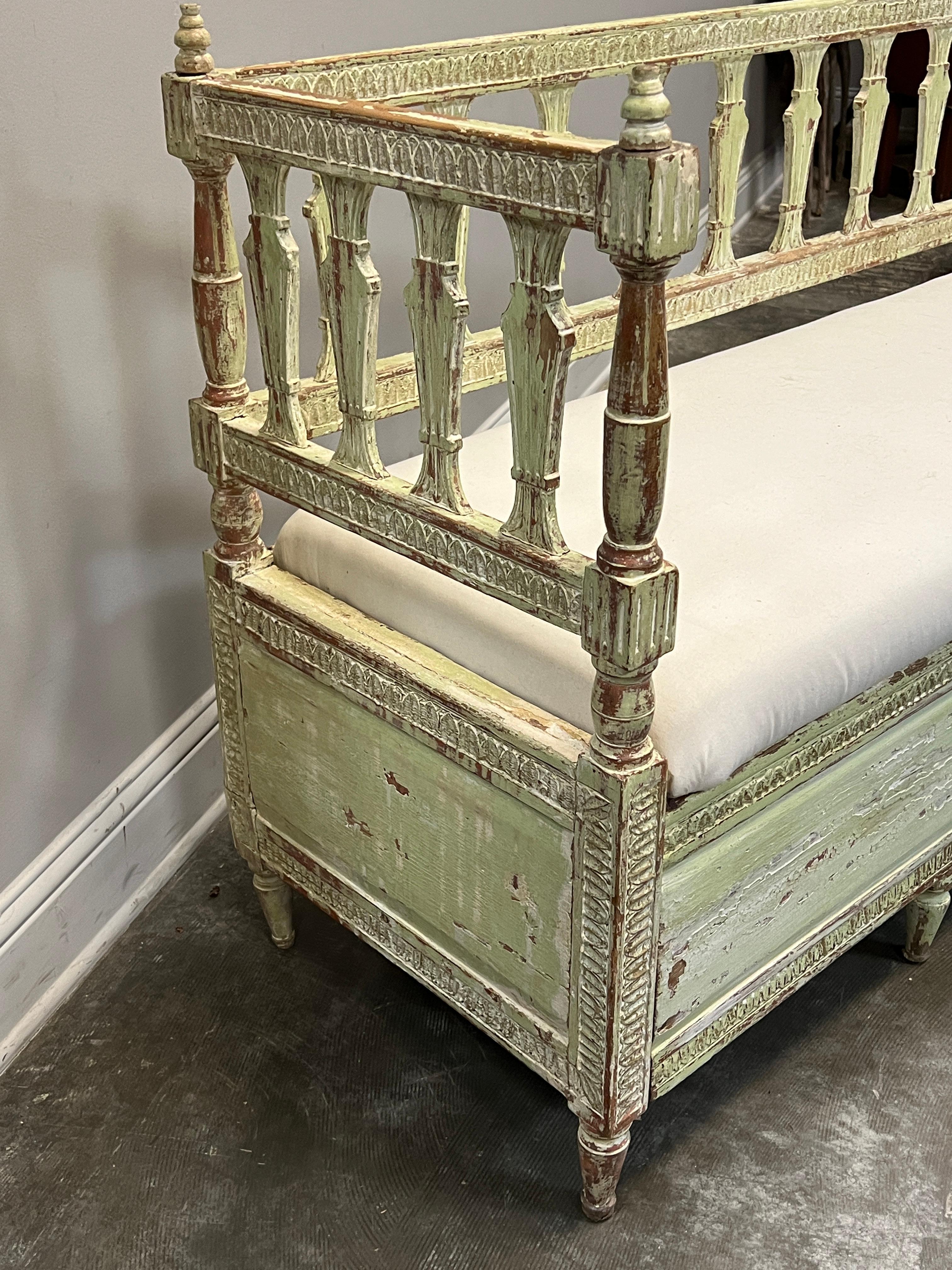 19th Century Painted Swedish Gustavian Style Settee With Trundle In Good Condition For Sale In Houston, US