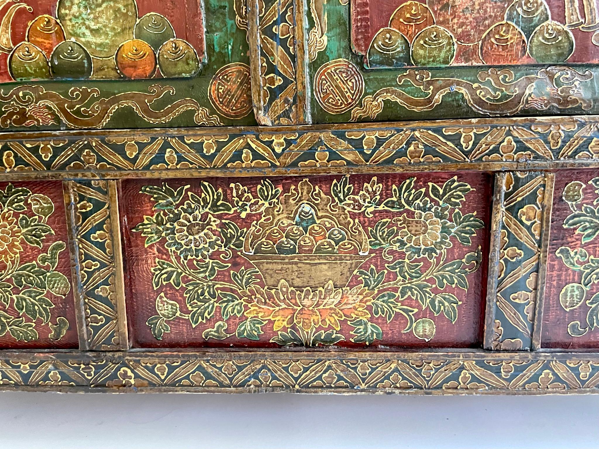 Cabinet tibétain peint du 19ème siècle en vente 3