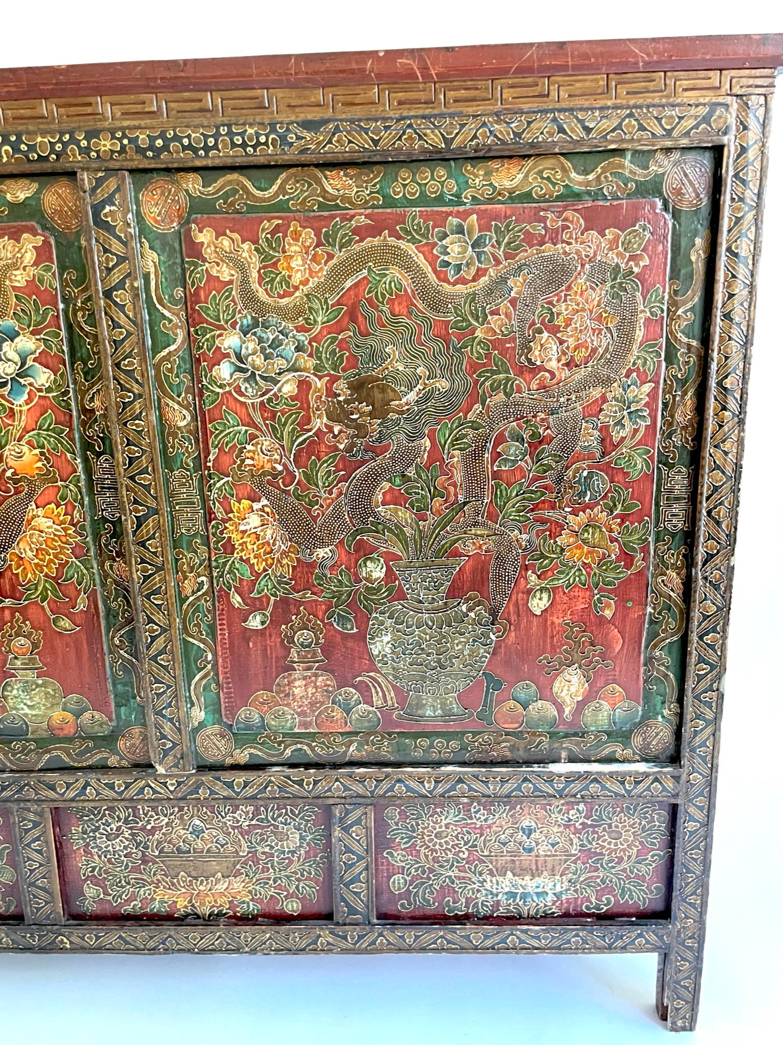 Bemalter tibetischer Schrank aus dem 19. Jahrhundert im Zustand „Gut“ im Angebot in Atlanta, GA