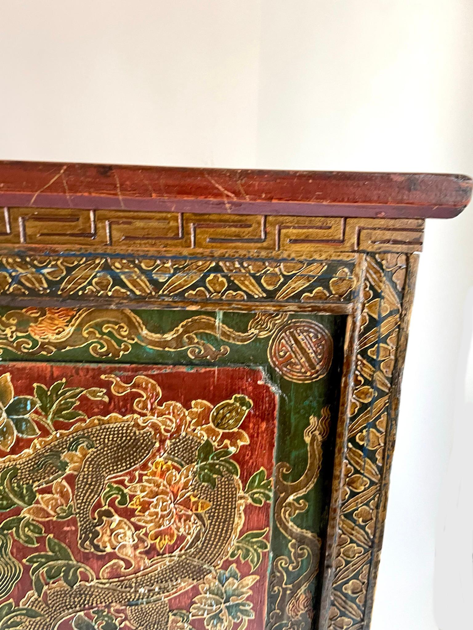 Bemalter tibetischer Schrank aus dem 19. Jahrhundert im Angebot 2