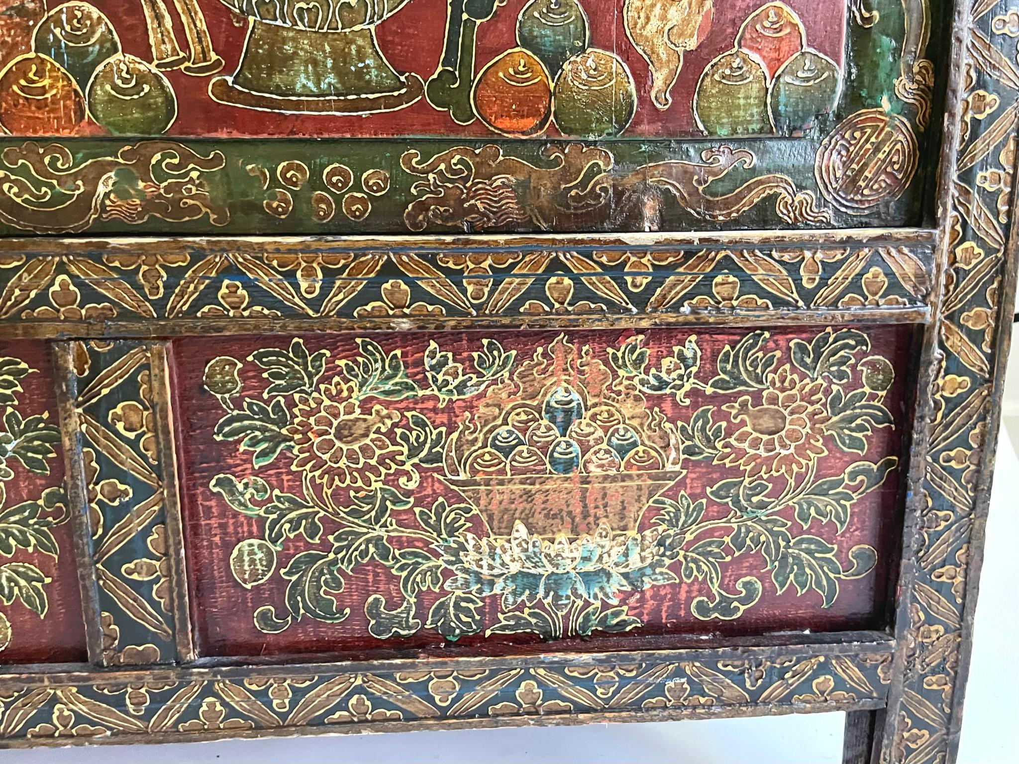 Cabinet tibétain peint du 19ème siècle en vente 2