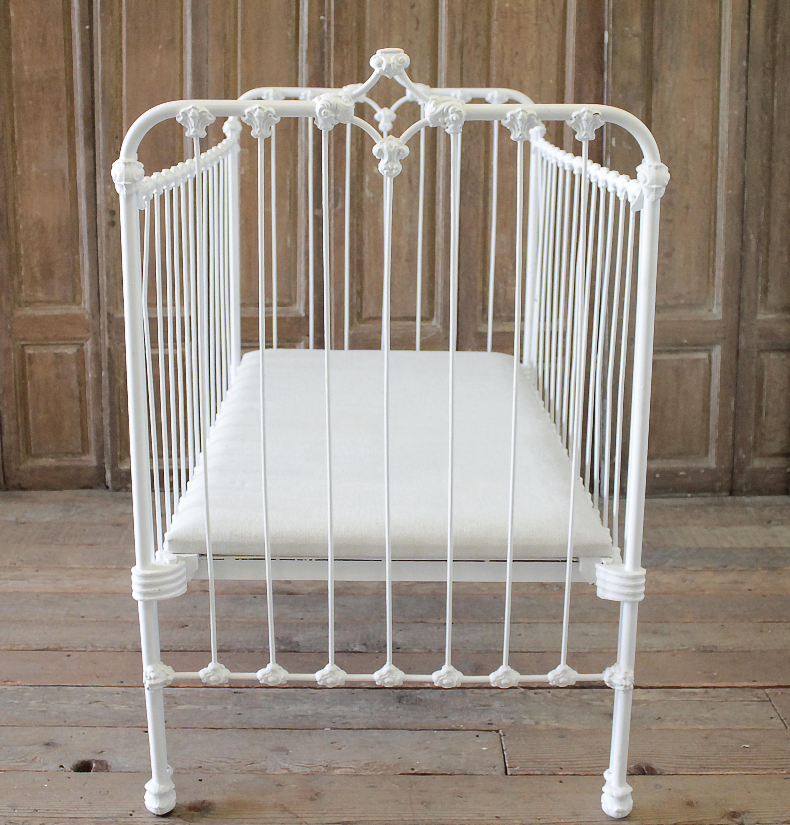 19th Century Painted White Iron Crib Baby Bed In Good Condition For Sale In Brea, CA