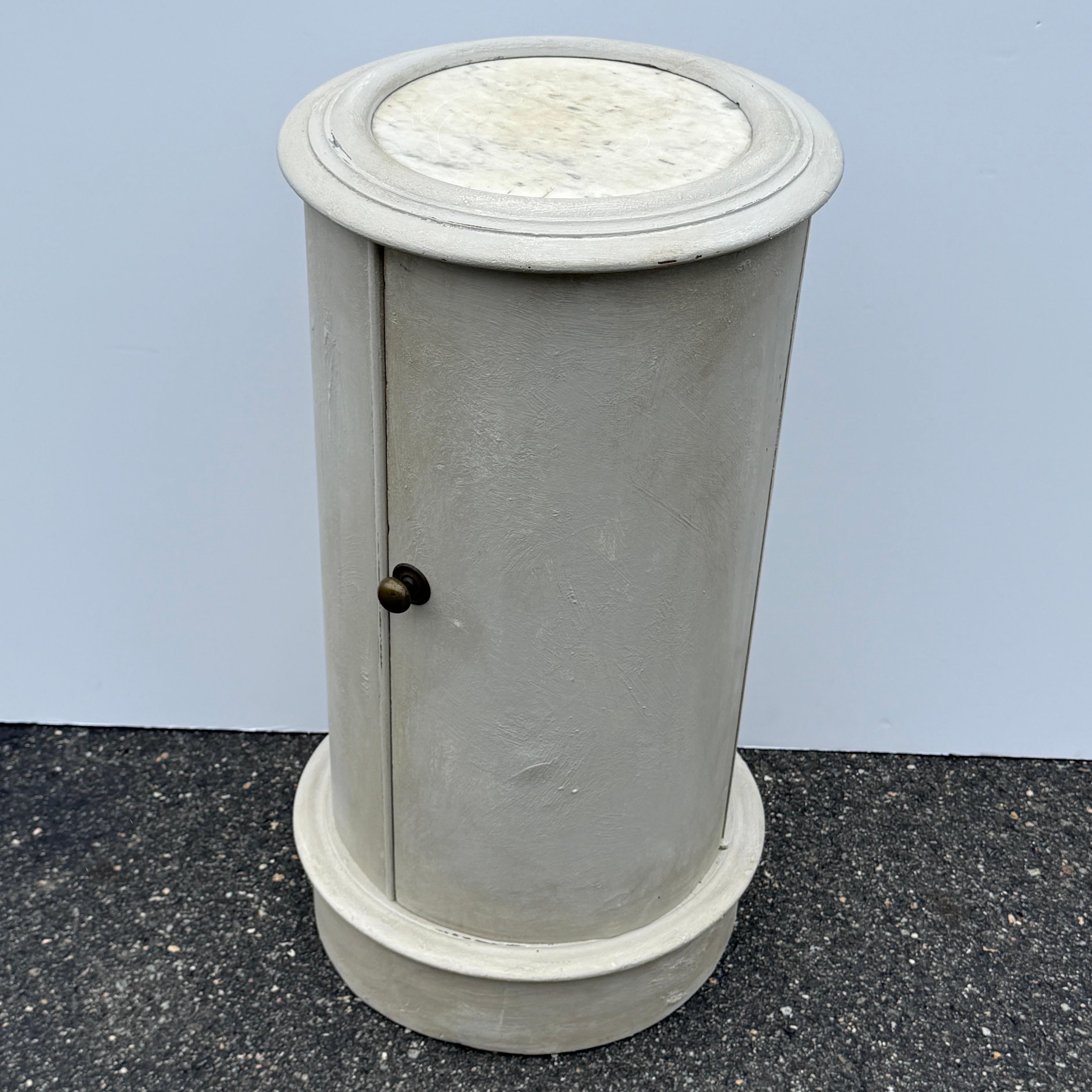 Bring a touch of classical architecture into your home with this impressive vintage column pedestal painted in a Gustavian color called Gustav. Certainly a very neutral color that blends in any setting. This classic pedestal features a marble top