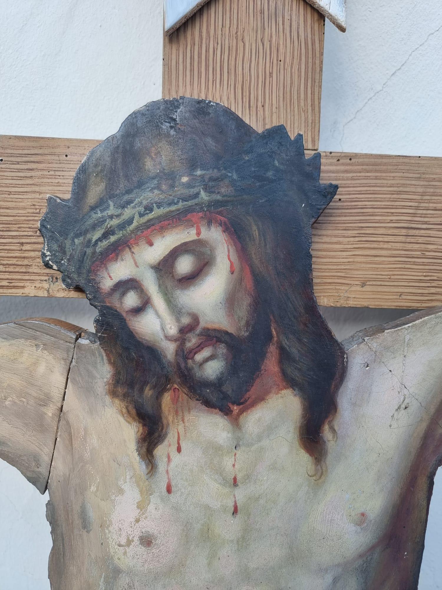 Magnificent crucifix in painted wood, mounted on line crosses, 19th century, Trentino.

Dimensions: 171.50x112cm