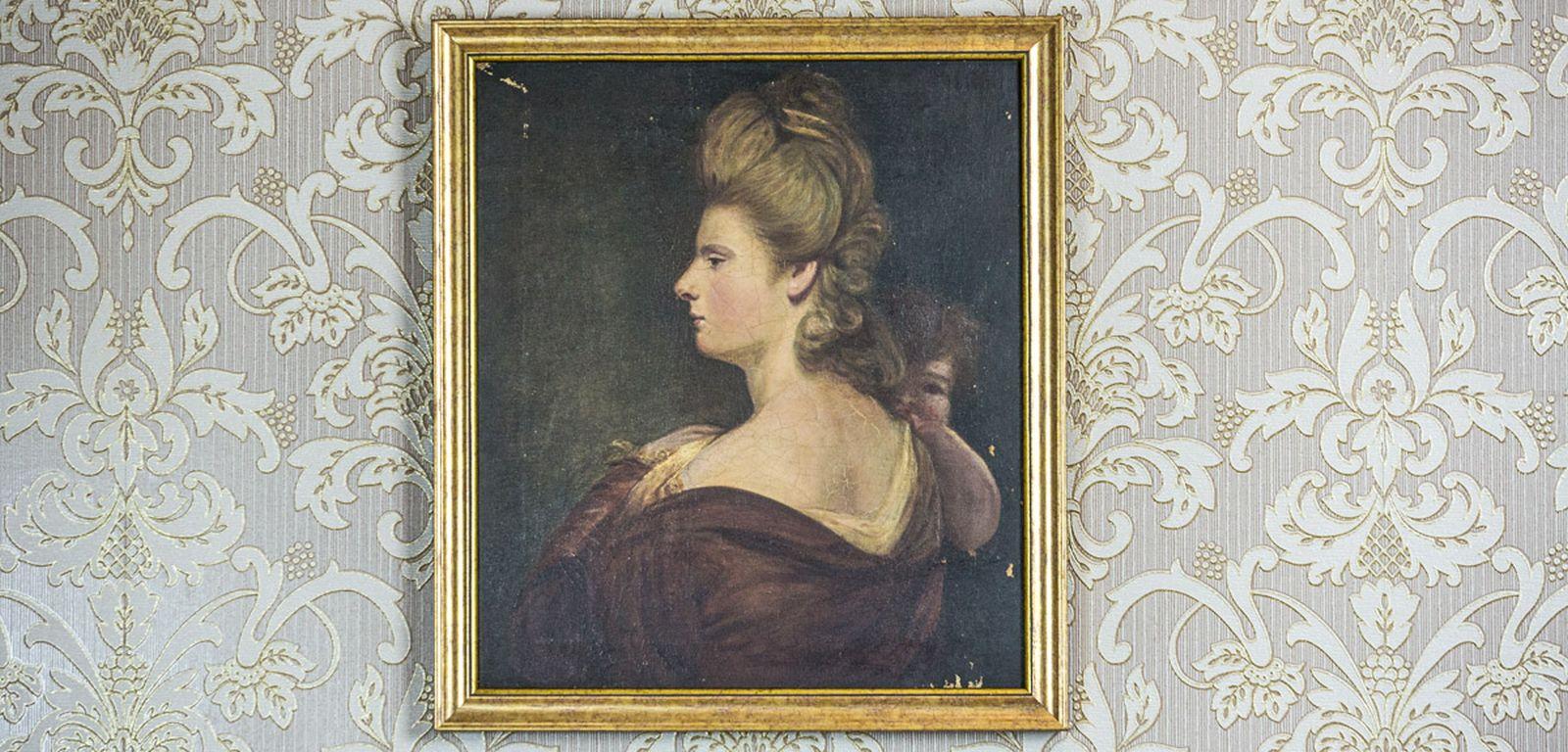We present you this oil on canvas, circa the early 19th century, with a portrait of a lady, in profile, holding a baby on her arm.
The condition of this piece of art is good. However, there are chips of the paint in some places, and the surface of