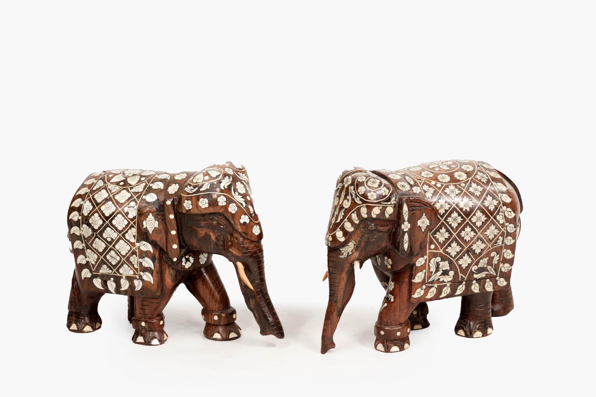 Siglo XIX Pareja de estatuas angloindias de elefante talladas en palisandro con incrustaciones de hueso. La pareja está tallada a mano y profusamente incrustada con intrincados detalles de hueso.
