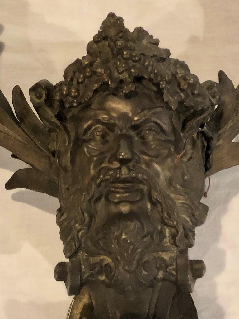 19. Jahrhundert Paar antike patinierte Bronze satirische Maske Wandleuchten Sconces im Angebot 1