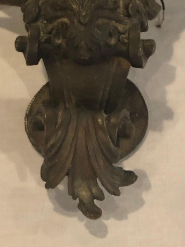 19. Jahrhundert Paar antike patinierte Bronze satirische Maske Wandleuchten Sconces im Angebot 3