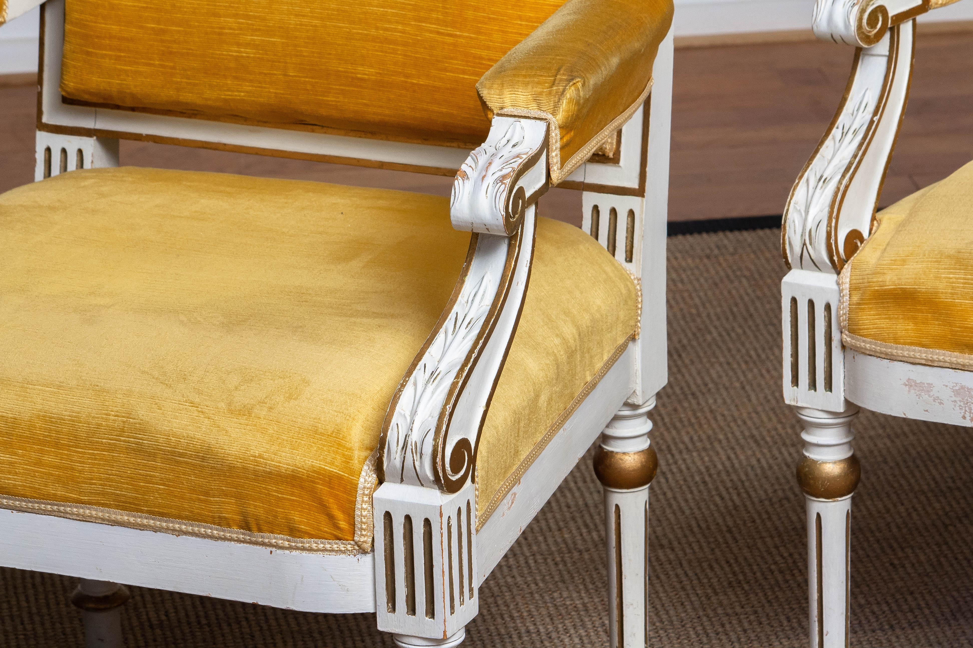 Paar antike weiß bemalte und vergoldete Gustavianische schwedische Sessel aus dem 19. Jahrhundert (Schwedisch) im Angebot