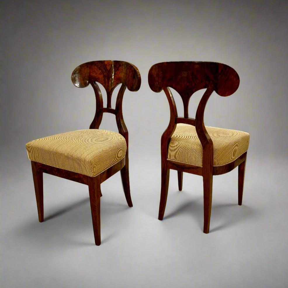 Paire d'excellentes paires de  Chaises d'appoint Biedermeier en placage de ronce de noyer. Le dossier est percé et la chaise repose sur quatre pieds joliment fuselés. Les sièges sont généreux et confortables.