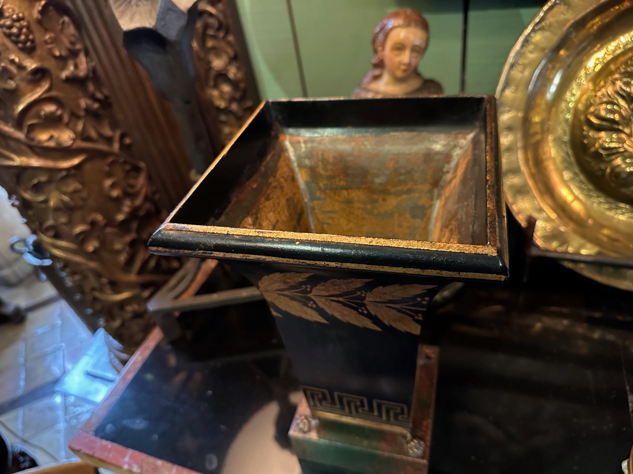 19ème siècle Paire de Tole Jardiniere Urn Cachepot peinte en noir Antiquities en vente 4