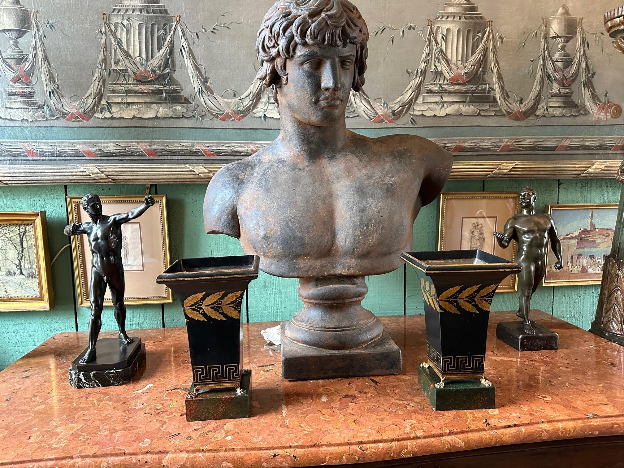 19ème siècle Paire de Tole Jardiniere Urn Cachepot peinte en noir Antiquities en vente 5