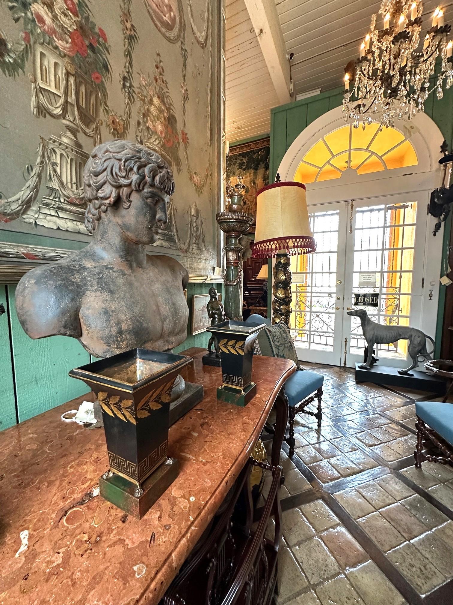 19ème siècle Paire de Tole Jardiniere Urn Cachepot peinte en noir Antiquities en vente 6