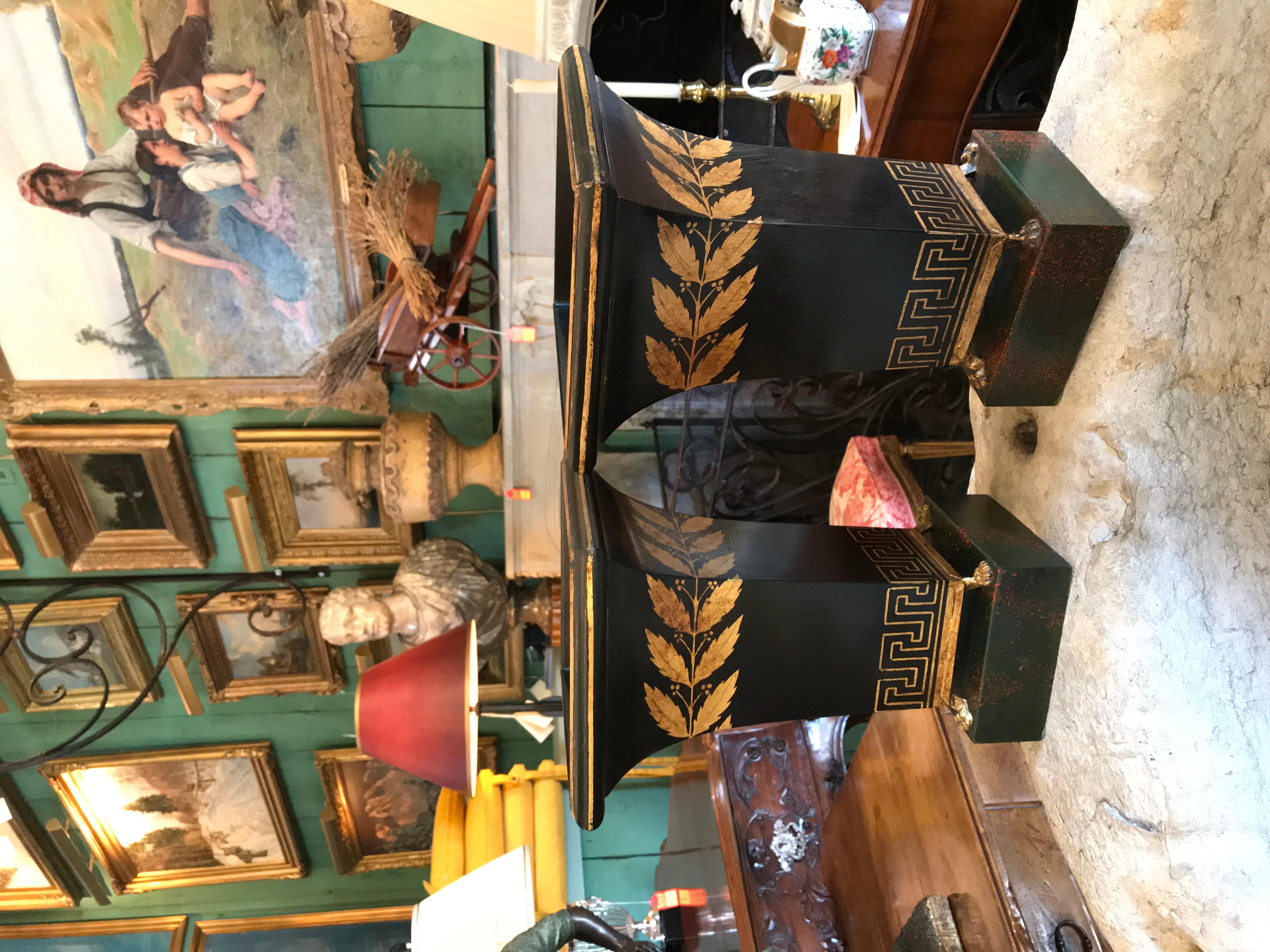 19ème siècle Paire de Tole Jardiniere Urn Cachepot peinte en noir Antiquities en vente 7