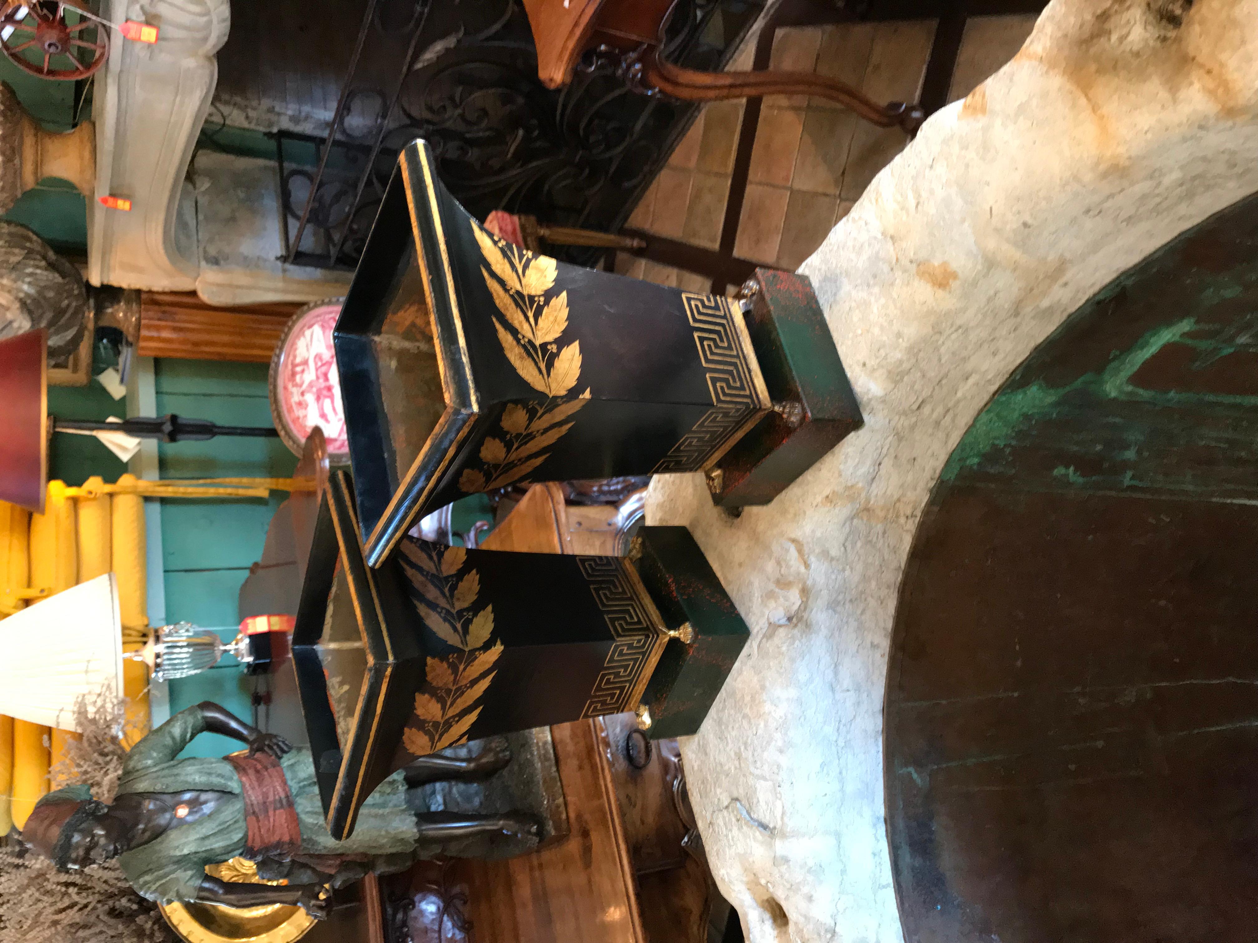 19ème siècle Paire de Tole Jardiniere Urn Cachepot peinte en noir Antiquities en vente 8
